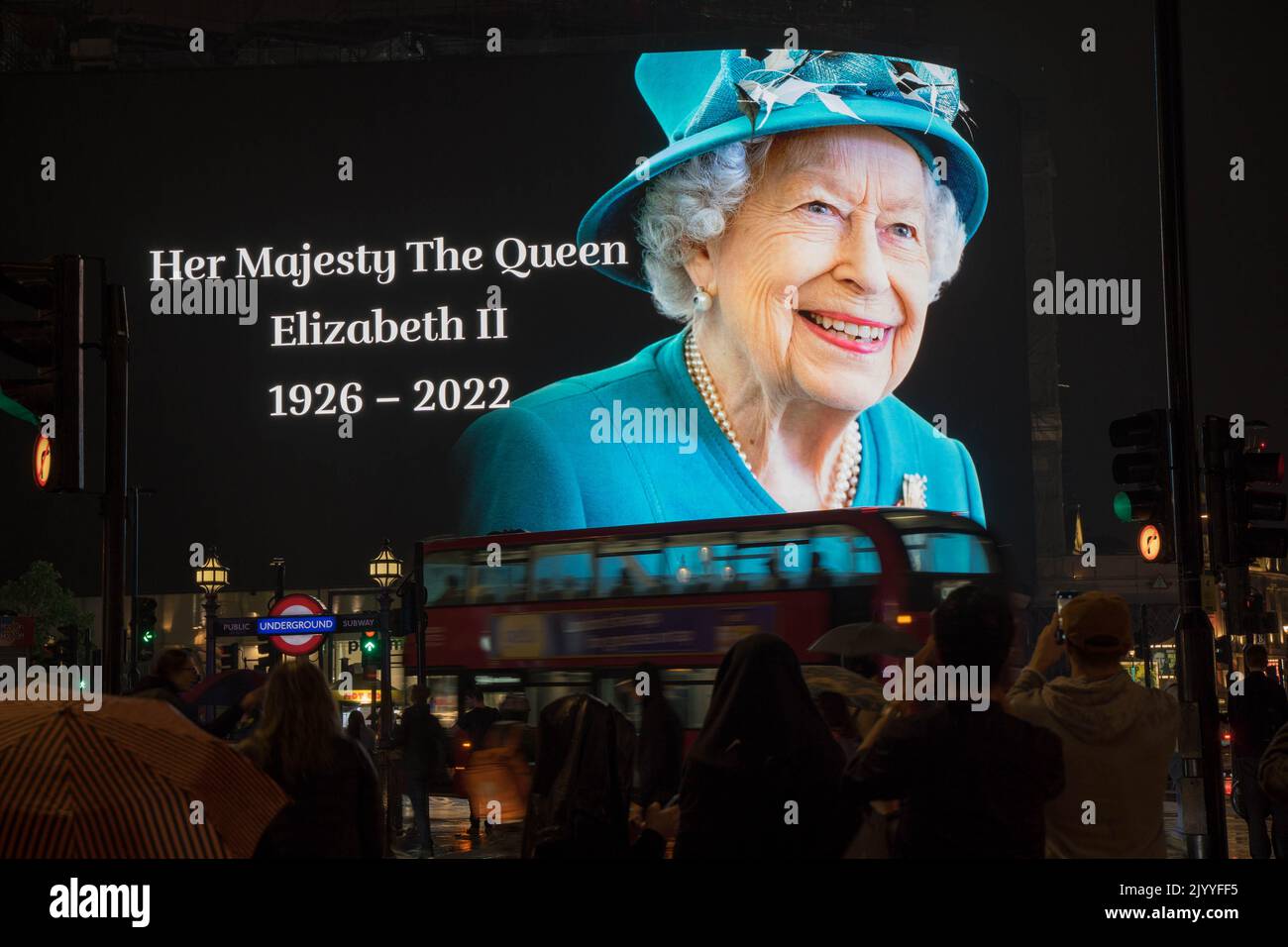 Londra UK, 8th settembre 2022. Il pubblico generale si è riunito al circo di Piccadilly rendendo omaggio alla regina Elisabetta II, che è morta pacificamente, all'età di 96 anni dopo 70 anni sul trono, a Balmoral questo pomeriggio. Un tributo ritratto di sua Maestà la regina copre l'intera scheda video LED, nota anche come Piccadilly Lights. Credit: Xiu Bao/Alamy Live News Foto Stock