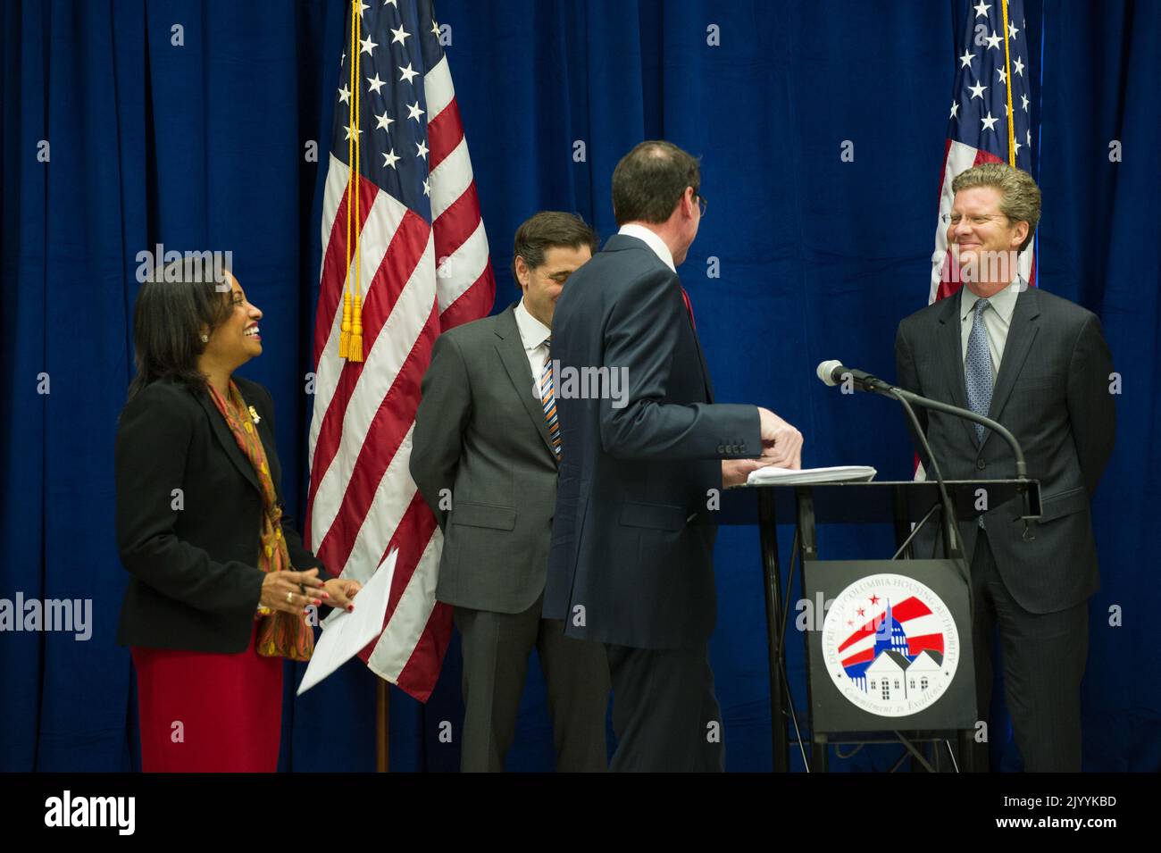 Il Segretario Shaun Donovan che partecipa alla conferenza stampa ha annunciato, presso il Southwest Family Enhancement Center di Washington, D.C., il lancio di un'iniziativa di alfabetizzazione digitale nell'ambito dello sforzo nazionale per colmare il divario nell'adozione della banda larga. Nell'evidenziare la partnership pubblico-privato per i collegamenti con le comunità, il Segretario Donovan ha partecipato Julius Genachowski, Presidente della Federal Communications Commission (FCC); Adrianne Todman, Direttore esecutivo della Washington, D.C. Housing Authority; Susan Hildreth, Direttore dell'Istituto dei servizi di Museo e Biblioteca; Connect2Compete Chief Executive Officic Foto Stock