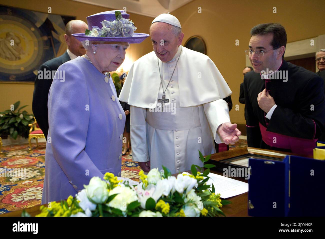 La regina Elisabetta morì il 9 settembre 2022. Nell'archivio foto:la regina Elisabetta britannica e suo marito il principe Filippo e Papa Francesco durante il loro incontro a Città del Vaticano il 3 aprile 2014. Foto Stock