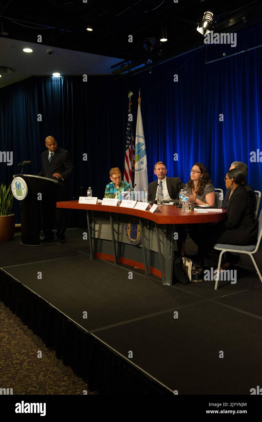 Avviso di disponibilità di finanziamento (NOFA), presentazione per il lancio dell'anno fiscale 2013, con partecipanti tra cui: Barbara Dorf, direttore, ufficio di gestione e supervisione delle sovvenzioni dipartimentali; Kevin Simpson, vice consigliere generale principale; Lisa Danzig, direttore della pianificazione e della gestione strategica; Cliff Taffet, vice segretario generale per la pianificazione e lo sviluppo della comunità; E Joyce Little, Direttore, Ufficio strategie di investimento, Politica e Gestione, Ufficio del Chief Information Officer. Foto Stock