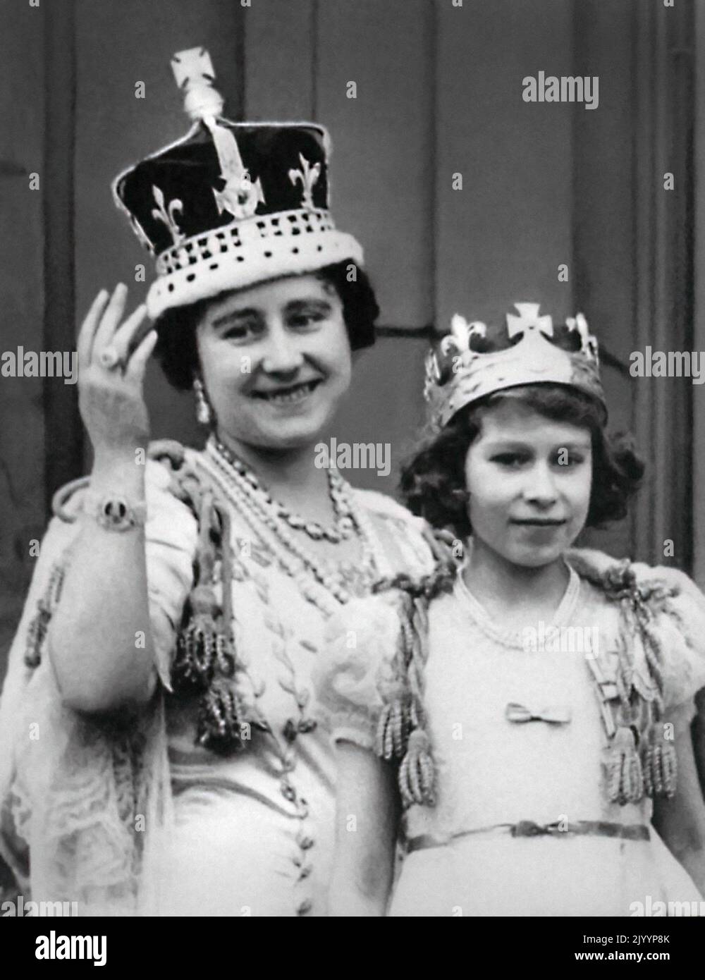 La regina Elisabetta e la sua figlia maggiore principessa Elisabetta (successivamente regina Elisabetta II) sul balcone di Buckingham Palace dopo l'incoronazione di re Giorgio VI il 12 maggio 1937. Foto Stock
