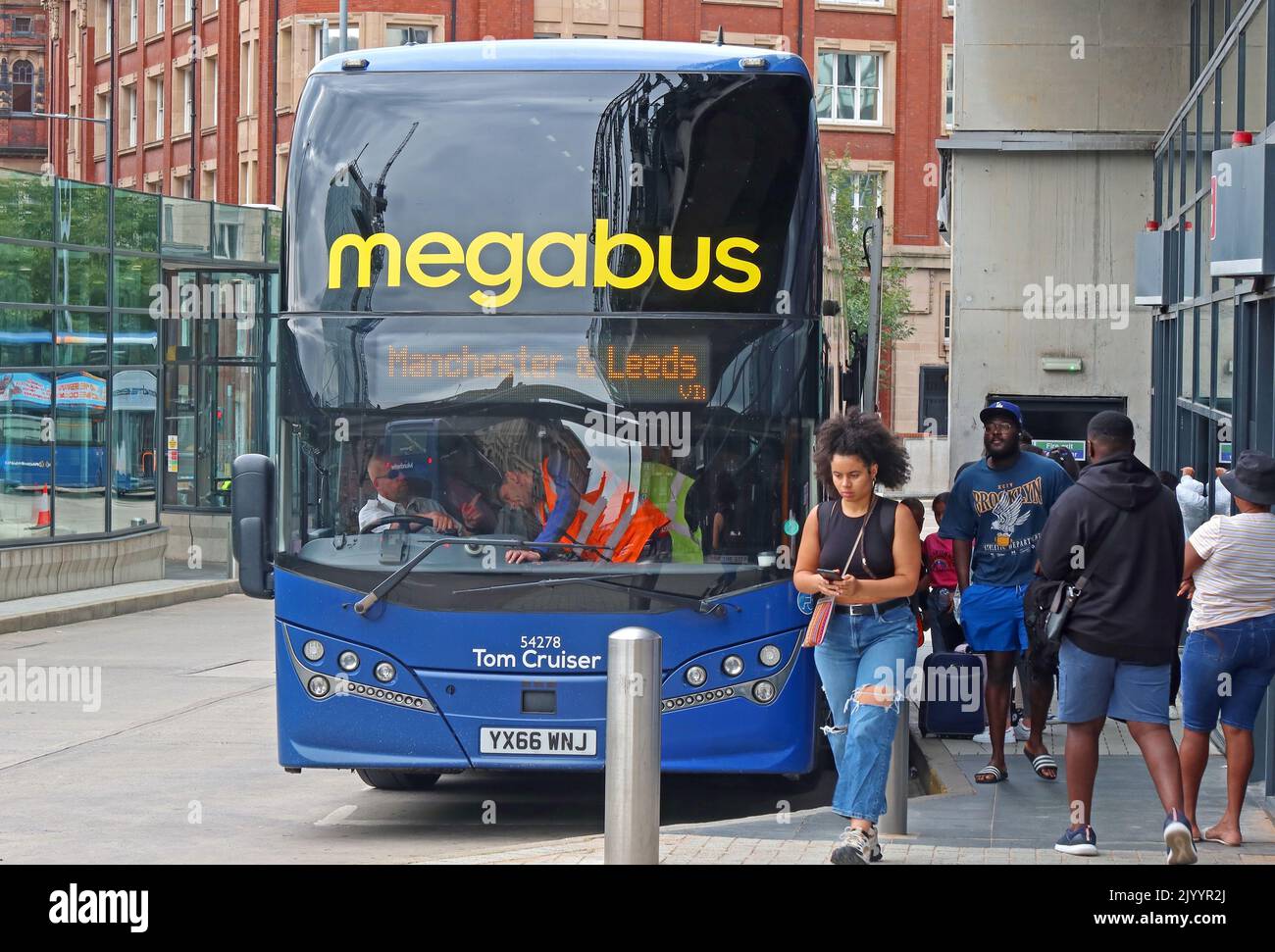 Da Megabus a Leeds , nella stazione degli autobus e interscambio di Shudehill, Manchester, Inghilterra, UK, M4 2AF, Tom Cruiser , YX66 WNJ Foto Stock