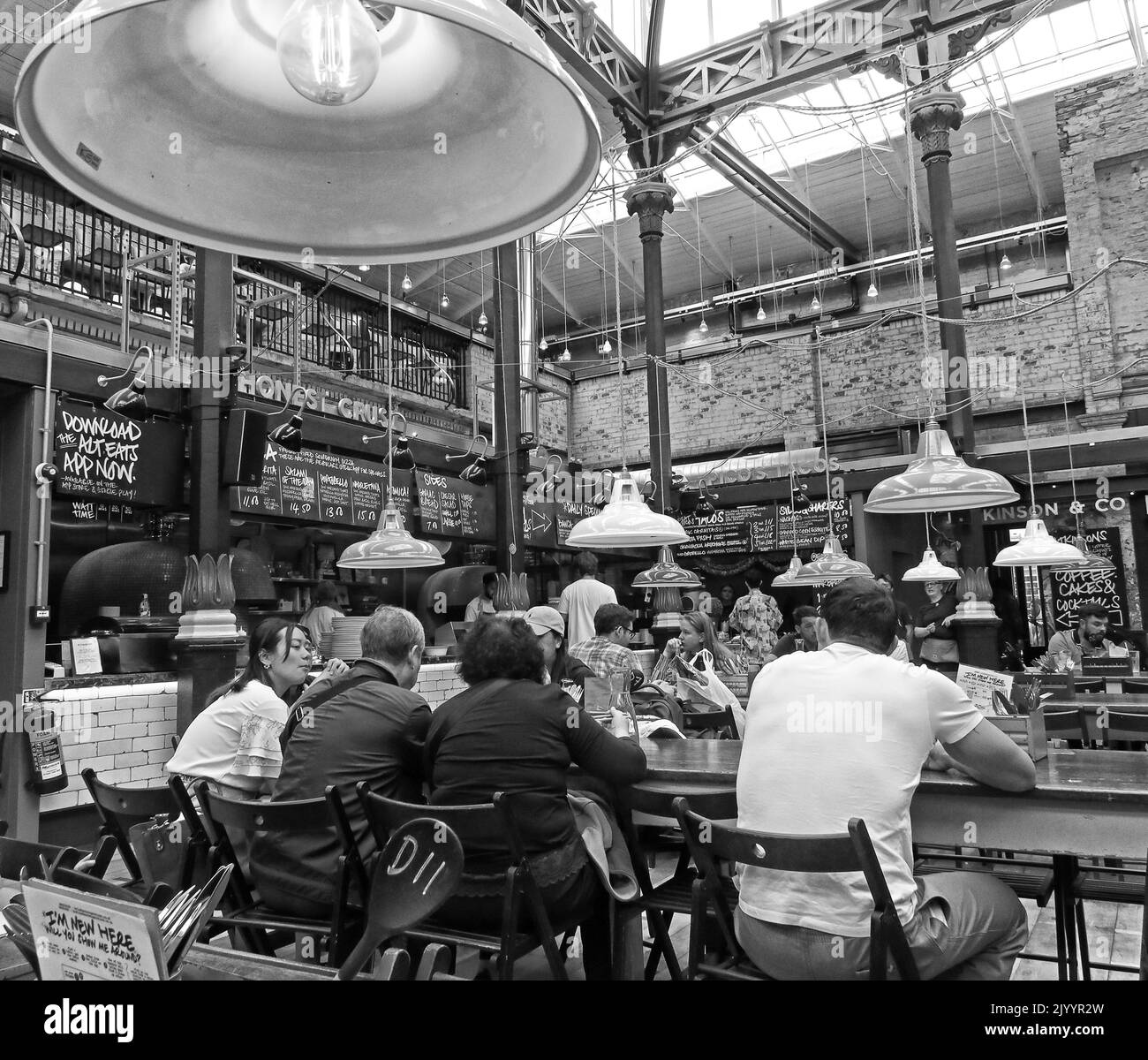 Mackie Mayor interni, tavoli da pranzo comuni, campo da cucina informale, Smithfield Market Hall, 1 Eagle St, Manchester M4 5BU Foto Stock