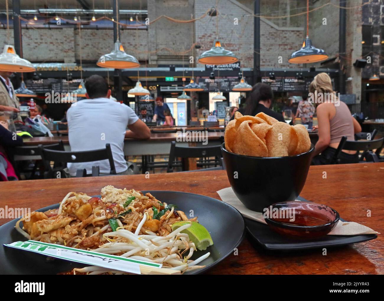 Mackie Mayor interni, tavoli da pranzo comuni, campo da cucina informale, Smithfield Market Hall, 1 Eagle St, Manchester M4 5BU Foto Stock