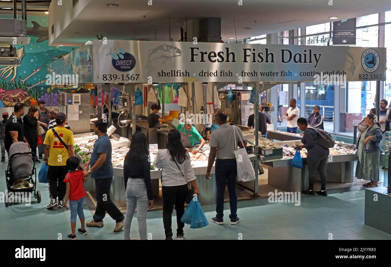 Pescivendolo del mercato al coperto di Manchester, pesce fresco tutti i giorni, bancarella di pesce delle balene, Arndale Centre, High St. Manchester, Inghilterra, Regno Unito, M4 2HU Foto Stock