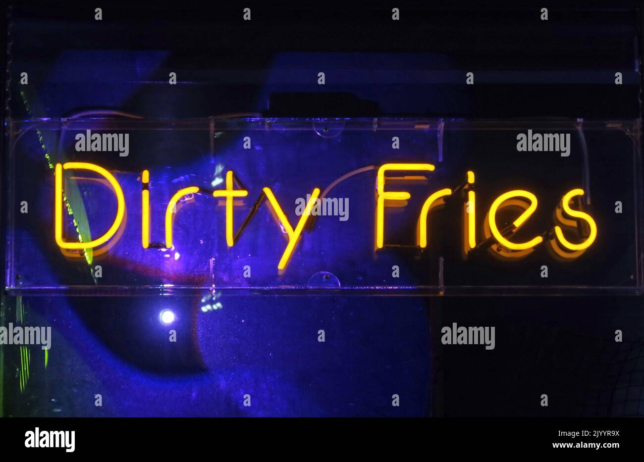 Dirty Fries, segno giallo al neon su sfondo blu, fritto di cibi grassi, fast food ristorante, Manchester Foto Stock
