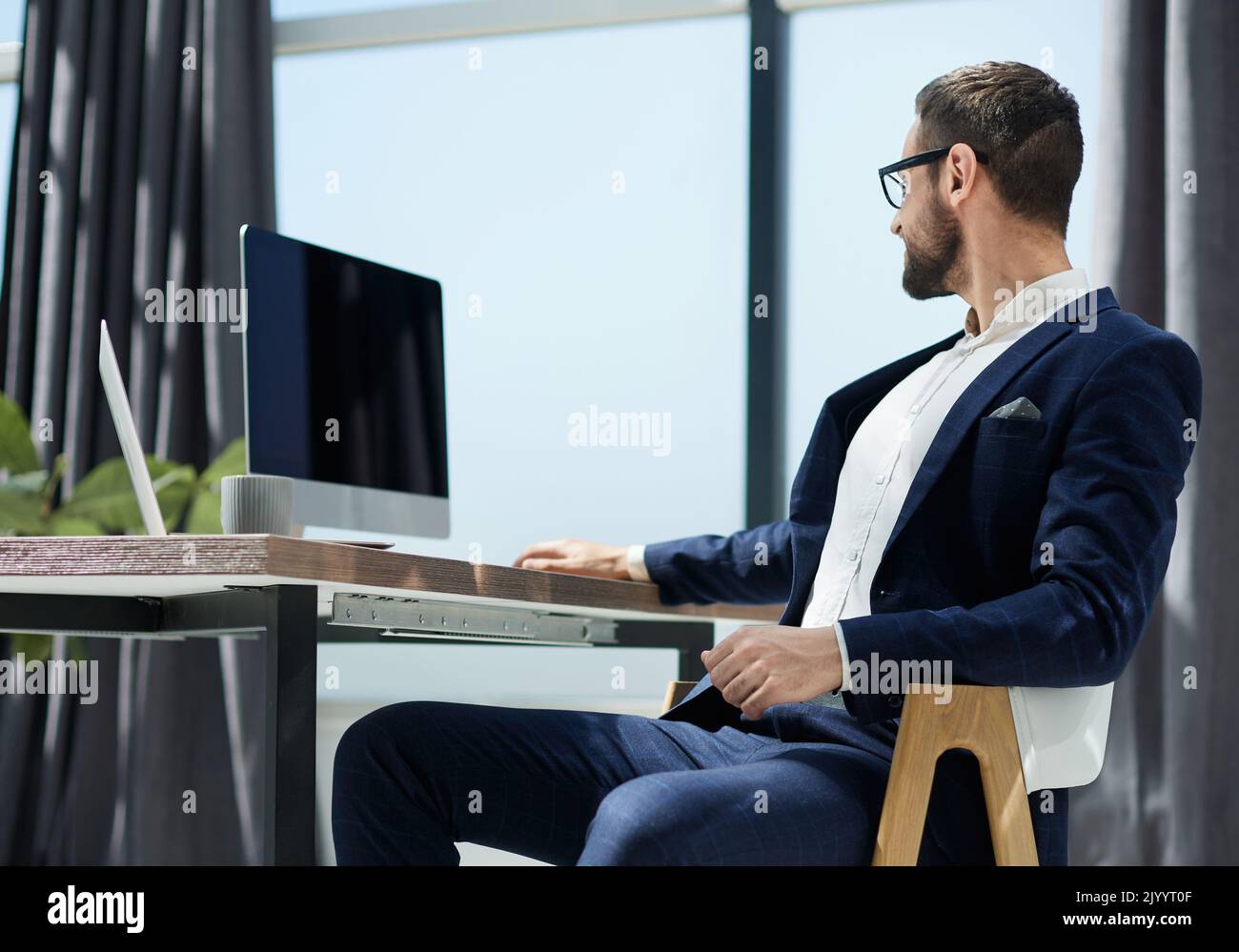 I giovani proprietari che lavorano in ufficio, seduti alla scrivania Foto Stock