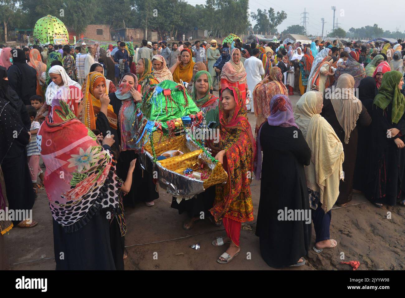 Pakistan Azrat Lahore, Punjab, Pakistan. 8th Set, 2022. I devoti pakistani si ...