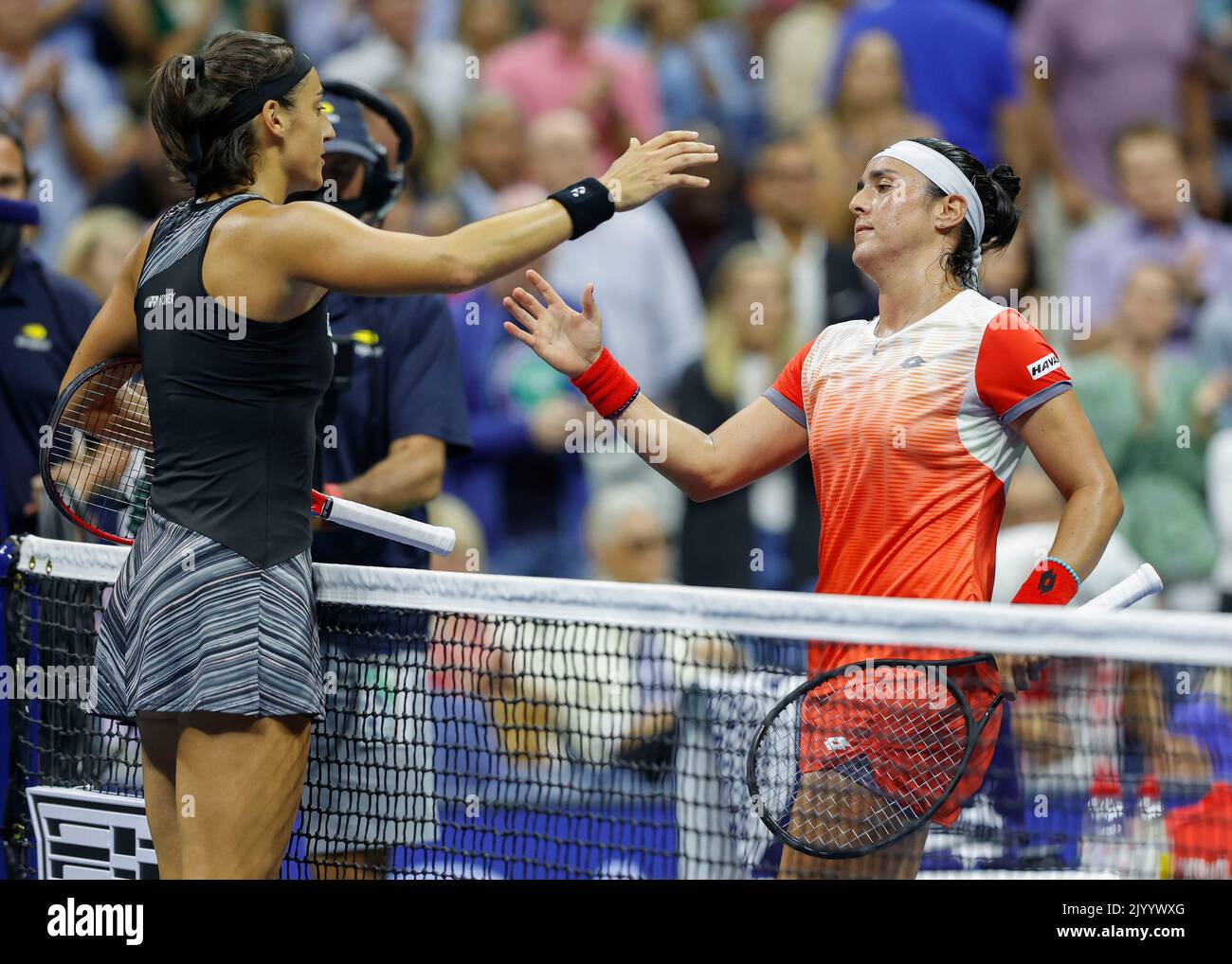 New York, Stati Uniti, 8th,Settembre, 2022. L-R il giocatore francese Caroline Garcia si congratula con il tennista tunisino Ons Jabeur durante il torneo US Open al Billie Jean King National Tennis Center di giovedì 09 agosto 2022. © Juergen Hasenkopf / Alamy Live News Foto Stock