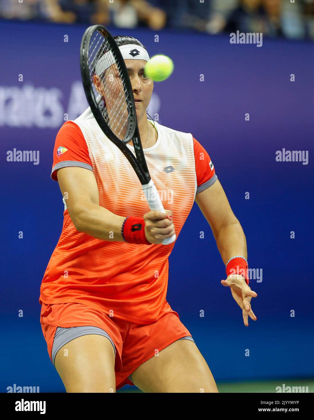 New York, Stati Uniti, 8th,Settembre, 2022. Tennista tunisino Ons Jabeur in azione durante il torneo US Open al Billie Jean King National Tennis Center giovedì 09 agosto 2022. © Juergen Hasenkopf / Alamy Live News Foto Stock