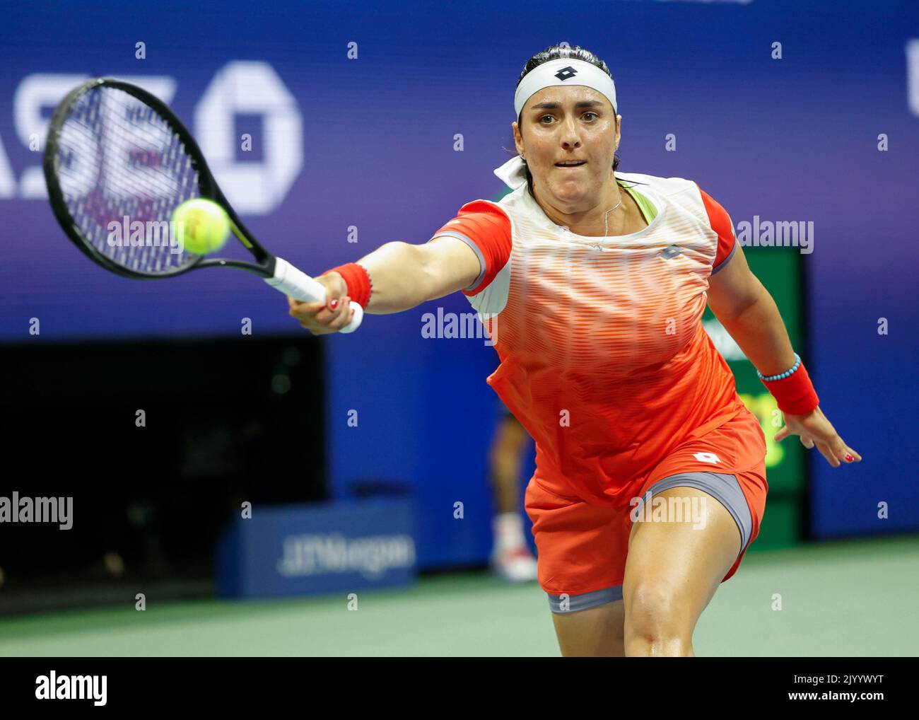 New York, Stati Uniti, 8th,Settembre, 2022. Tennista tunisino Ons Jabeur in azione durante il torneo US Open al Billie Jean King National Tennis Center giovedì 09 agosto 2022. © Juergen Hasenkopf / Alamy Live News Foto Stock