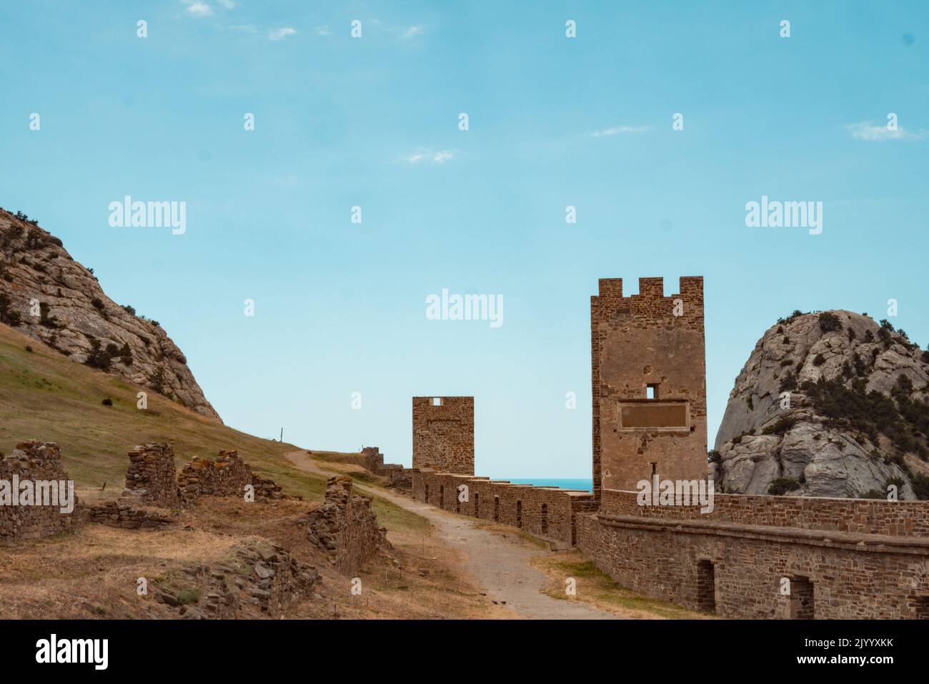 Una vecchia fortezza contro il cielo blu. Foto Stock