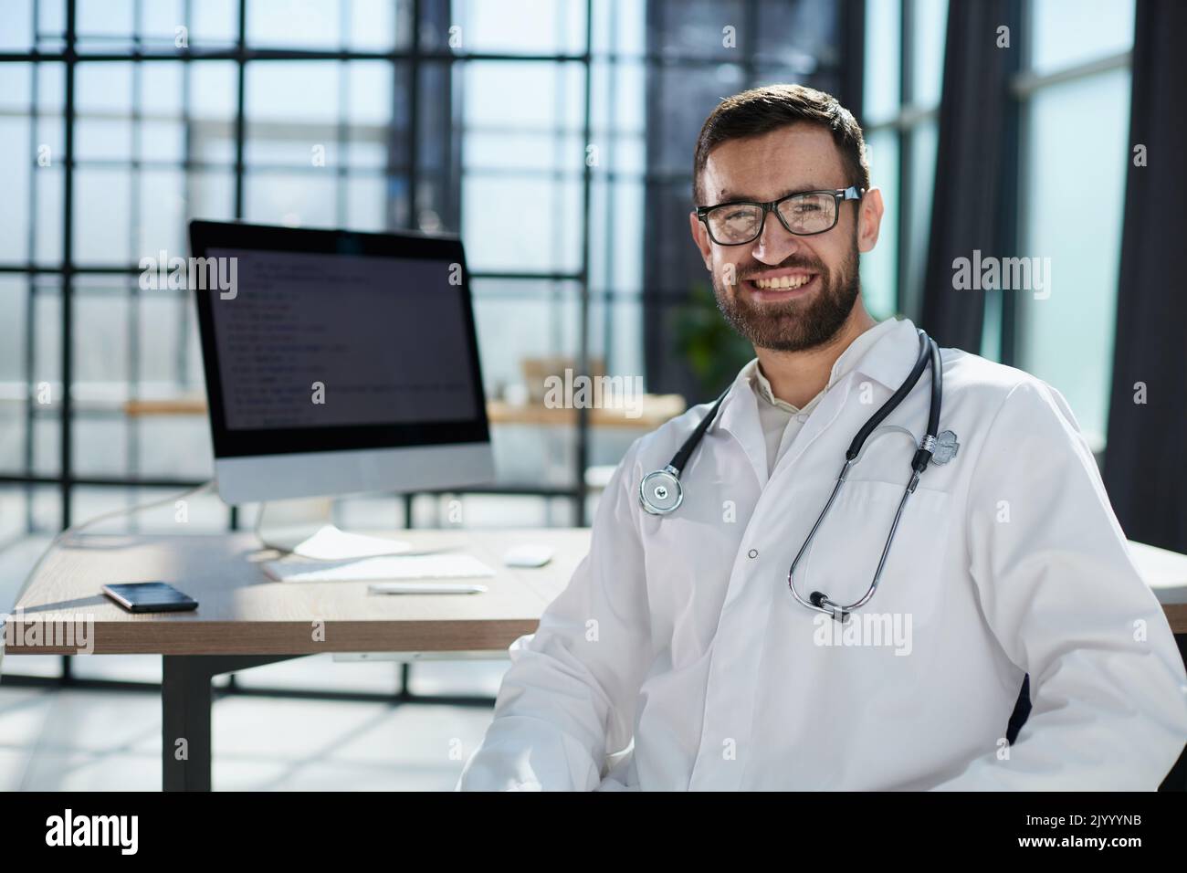 Felice giovane uomo medico sorridere bello Foto Stock