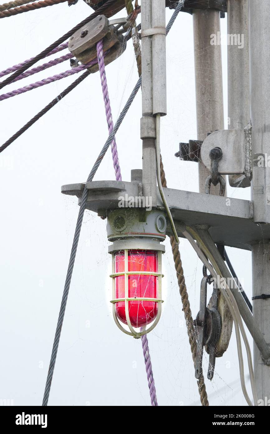 Tutte le barche sono tenute ad avere luci operative chiamate luci laterali, anche chiamate luci combinate perché sono visibili ad un'altra imbarcazione approac Foto Stock