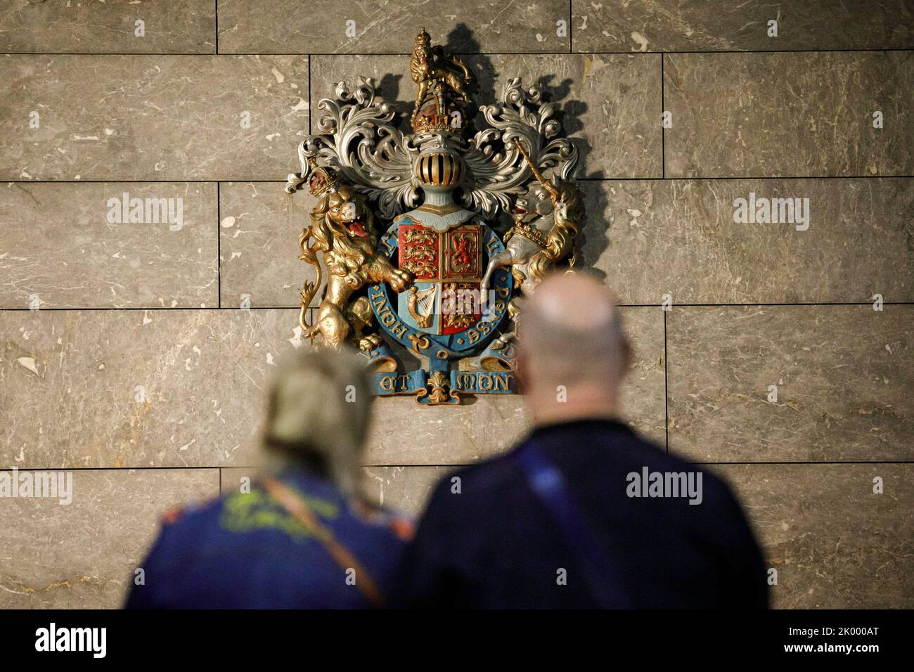 Varsavia, Polonia. 08th Set, 2022. La gente si trova di fronte allo stemma britannico vicino alla recinzione dell'Ambasciata britannica a Varsavia poche ore dopo l'annuncio della morte della Regina Elisabetta II. La regina Elisabetta II britannica, che aveva 96 anni, morì pacificamente al castello di Balmoral il 8 settembre 2022 dopo più di 70 anni sul trono. Fu il monarca più longevo della Gran Bretagna. Credit: SOPA Images Limited/Alamy Live News Foto Stock