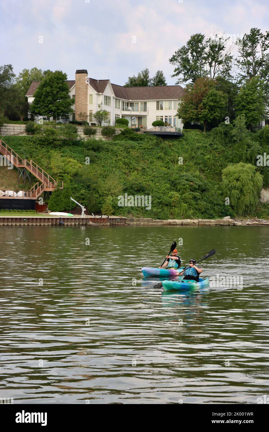 Due kayak (canoe) sul fiume Rocky nell'Ohio nord-orientale Foto Stock