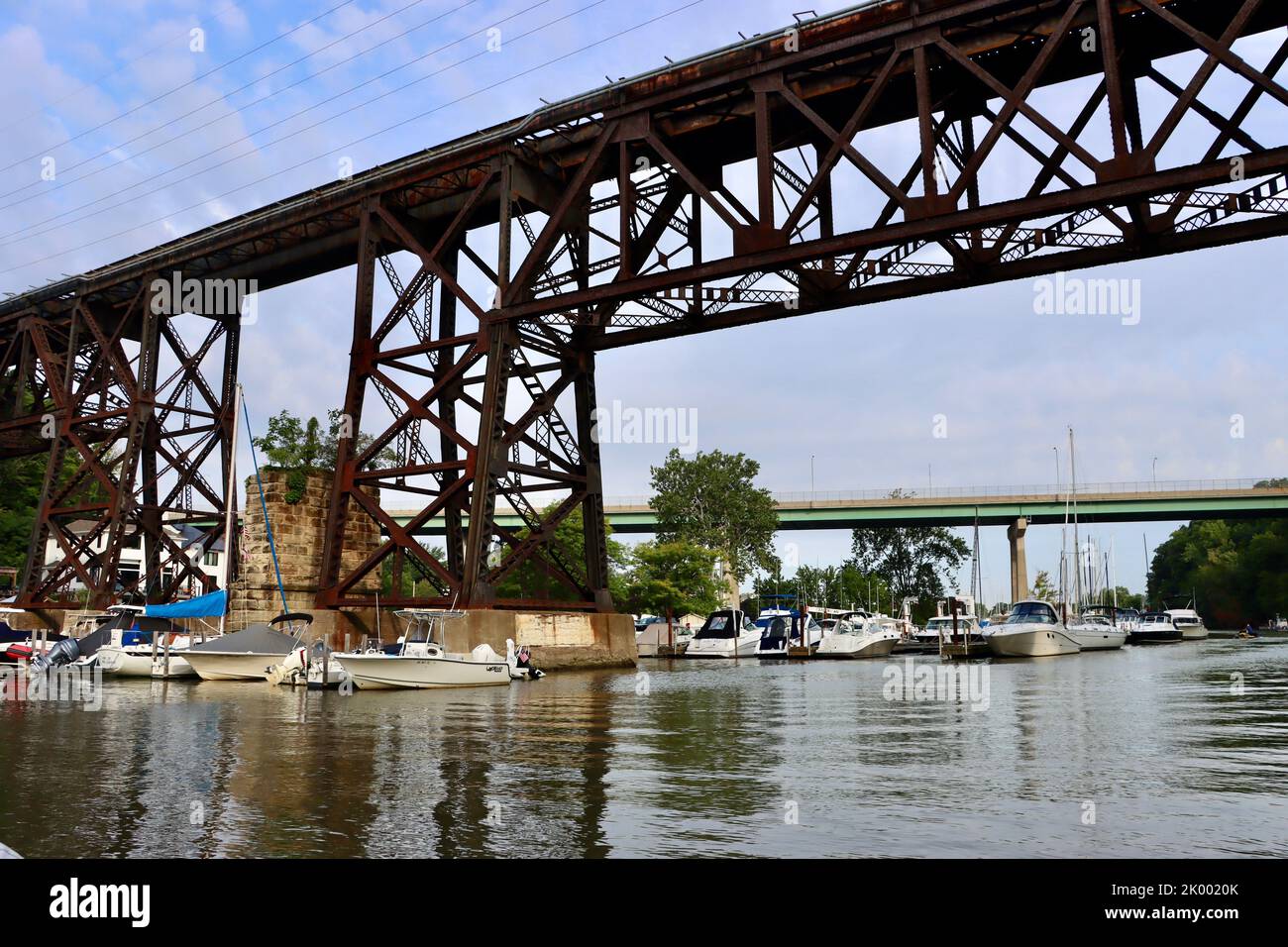Clifton Park Bridge e Detroit Rocky River Bridge visto da Rocky River in Rocky River, Ohio Foto Stock