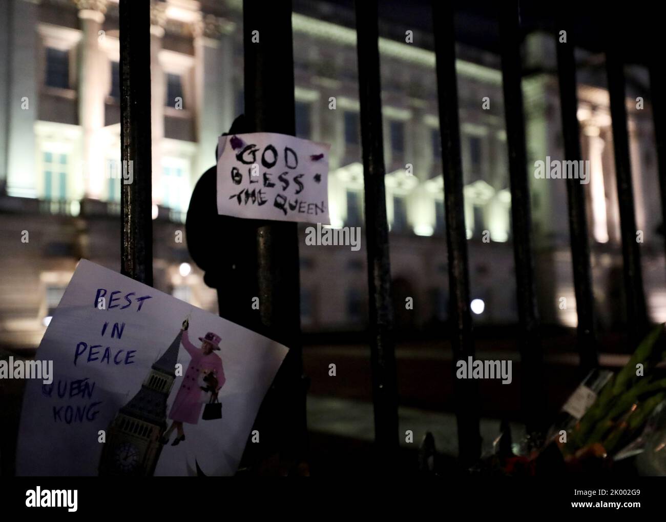 Londra, Gran Bretagna. 8th Set, 2022. I segni con i messaggi lutto sono visti davanti al Buckingham Palace dopo l'annuncio della morte della regina Elisabetta II, a Londra, in Gran Bretagna, il 8 settembre 2022. La regina Elisabetta II, il monarca più longevo della storia britannica, è morta a 96 anni, il Buckingham Palace ha annunciato giovedì. Credit: Li Ying/Xinhua/Alamy Live News Foto Stock