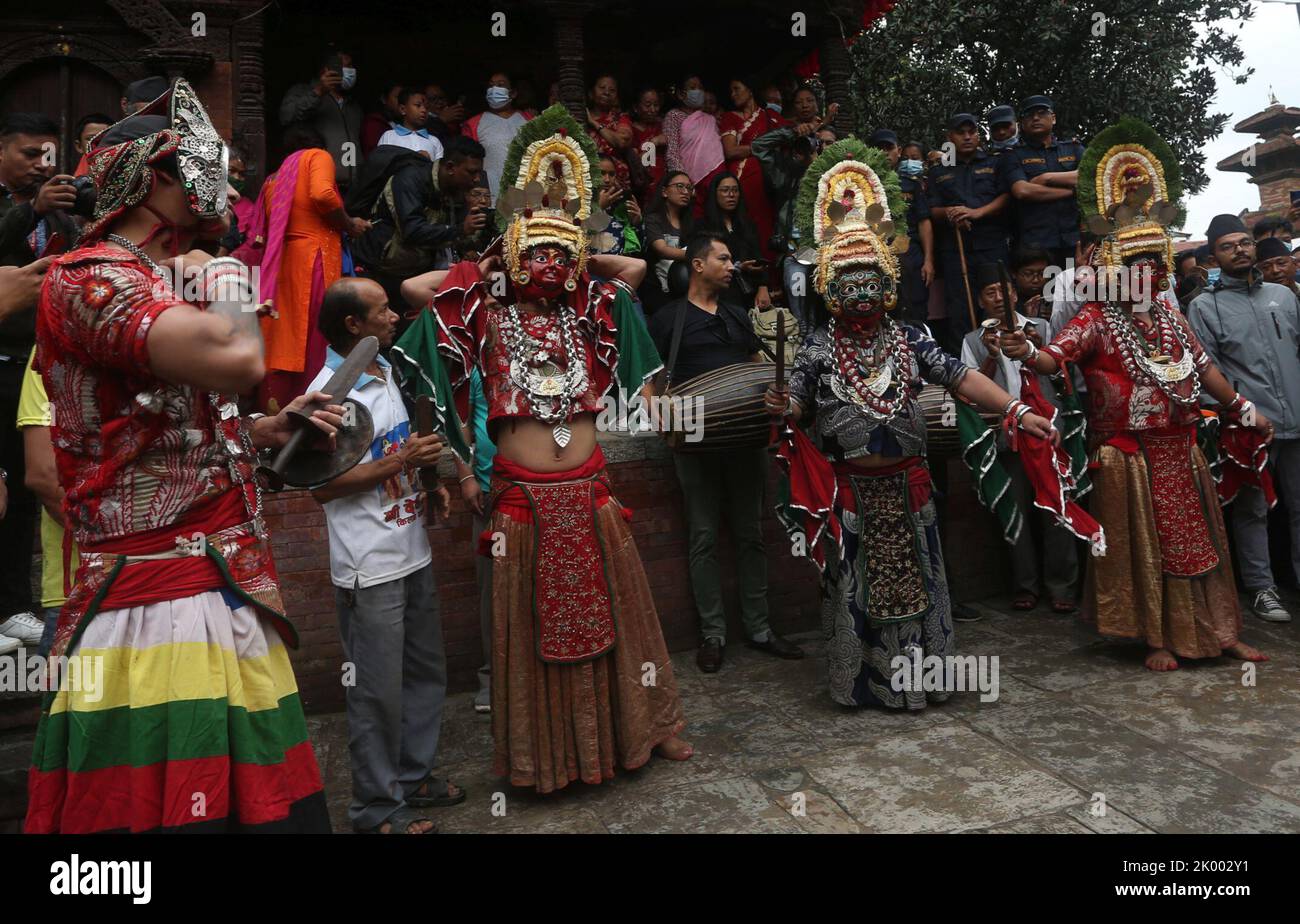 7 settembre 2022, Kathmandu, Bagmati ; Provincia - 3, Nepal: Ballerini mascherati si esibiscono per celebrare il primo giorno del festival di Indrajatra a Kathmandu. Indra Jatra è un festival di otto giorni con una processione di carri dedicata alla Dea Kumari, Lord Ganesh e Bhairav, oltre a adorare Indra, il re degli dei. (Credit Image: © Archana Shrestha/Pacific Press via ZUMA Press Wire) Foto Stock