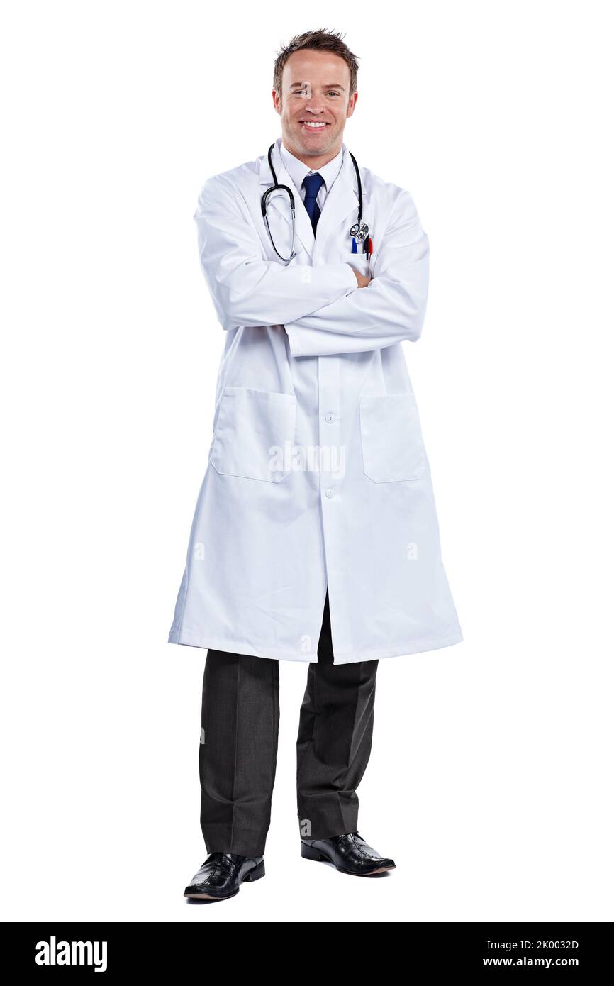 Fidati di me con la tua salute. Ritratto completo di un medico maschio in piedi con le braccia piegate su uno sfondo bianco. Foto Stock