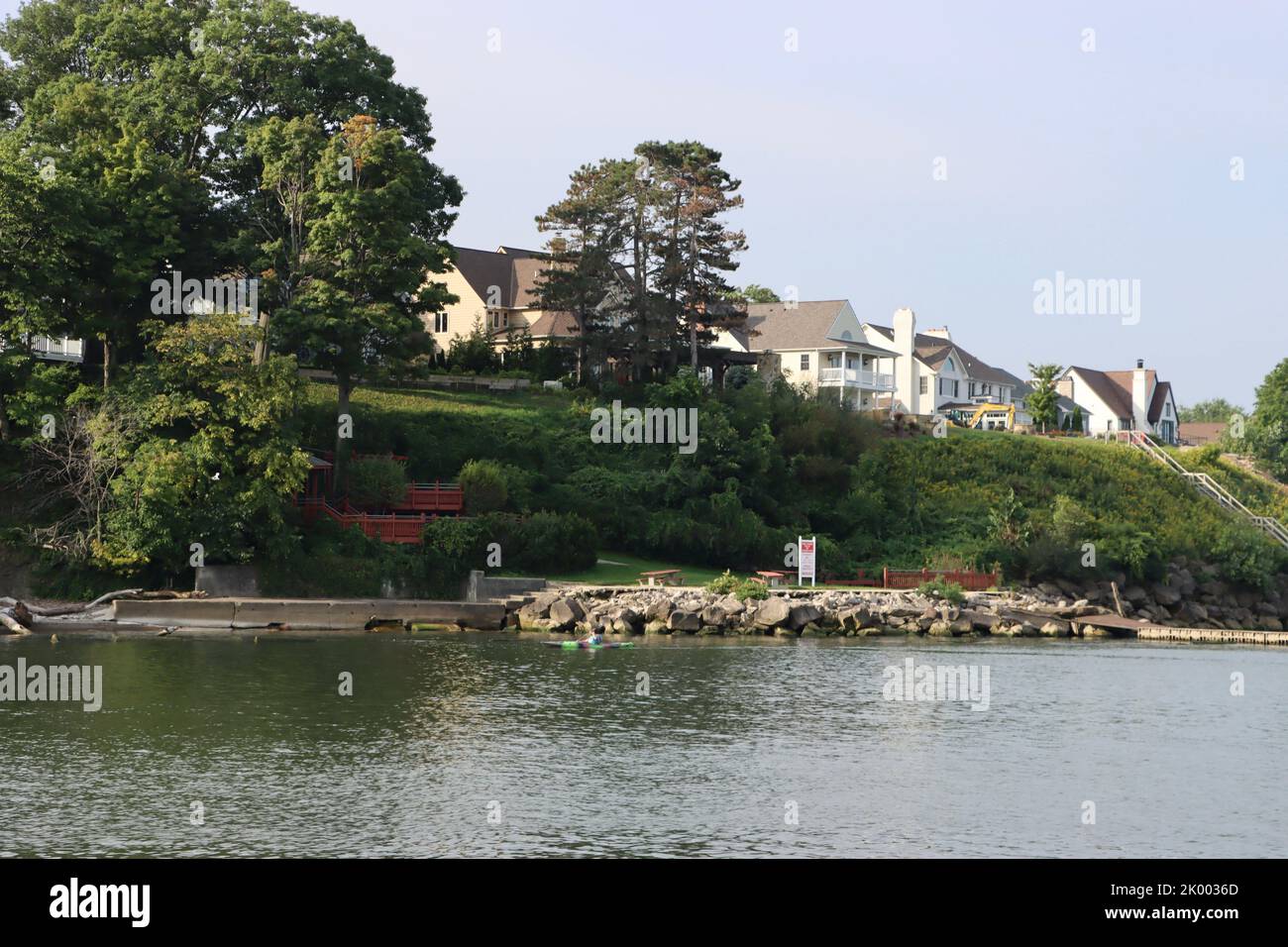 Grandi case sulla costa meridionale del lago Erie nel quartiere Edgewater di Cleveland. Foto Stock