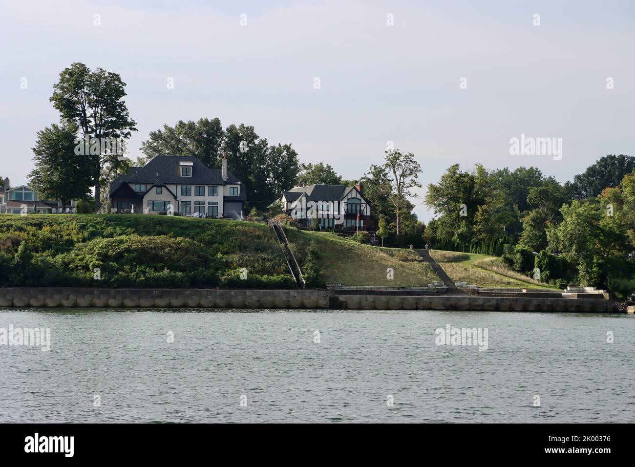 Grandi case sulla costa meridionale del lago Erie nel quartiere Edgewater di Cleveland. Foto Stock