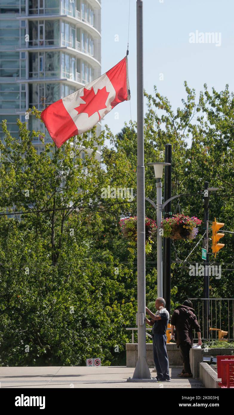 Vancouver, Canada. 8th Set, 2022. Un lavoratore abbassa una bandiera canadese fuori dal Queen Elizabeth Theater a Vancouver, British Columbia, Canada, il 8 settembre 2022. La regina Elisabetta II, il monarca più longevo della storia britannica, è morta a 96 anni, il Buckingham Palace ha annunciato giovedì. Credit: Liang Sen/Xinhua/Alamy Live News Foto Stock