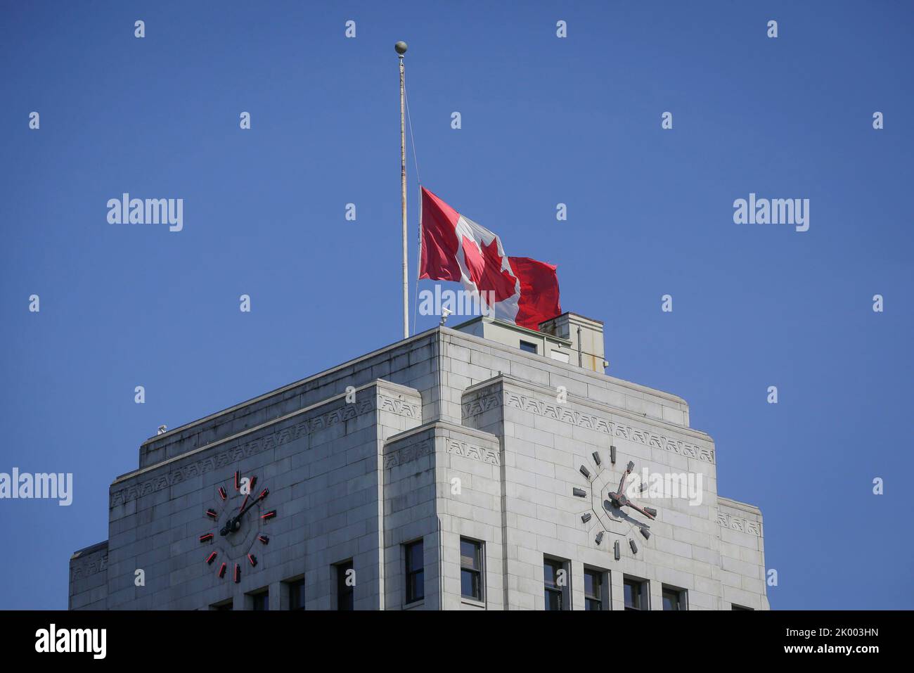 Vancouver, Canada. 8th Set, 2022. La bandiera canadese vola a metà dello staff sopra il Municipio di Vancouver a Vancouver, British Columbia, Canada, il 8 settembre 2022. La regina Elisabetta II, il monarca più longevo della storia britannica, è morta a 96 anni, il Buckingham Palace ha annunciato giovedì. Credit: Liang Sen/Xinhua/Alamy Live News Foto Stock