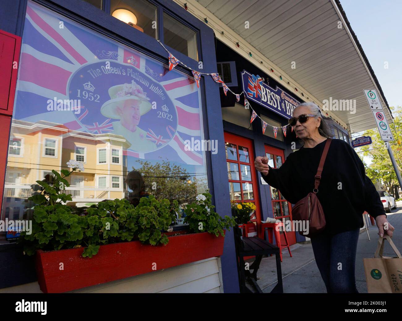 Vancouver, Canada. 8th Set, 2022. Una bandiera con l'immagine della regina Elisabetta II è appesa su una vetrina a Vancouver, British Columbia, Canada, il 8 settembre 2022. La regina Elisabetta II, il monarca più longevo della storia britannica, è morta a 96 anni, il Buckingham Palace ha annunciato giovedì. Credit: Liang Sen/Xinhua/Alamy Live News Foto Stock