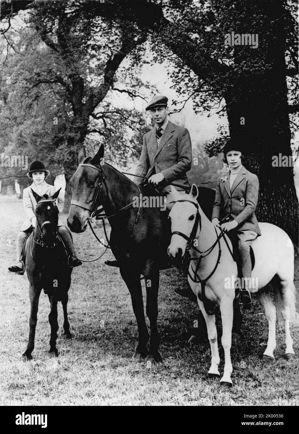 Circa 1939 - Londra, Inghilterra, Regno Unito - RE GEORGE, centro, cavalca cavalli con le sue figlie, PRINCIPESSA MARGARET, sinistra, e PRINCIPESSA ELISABETTA, destra, nel parco di windsor. (Credit Image: ¬ © Keystone Press Agency/ZUMA Press Wire) Foto Stock