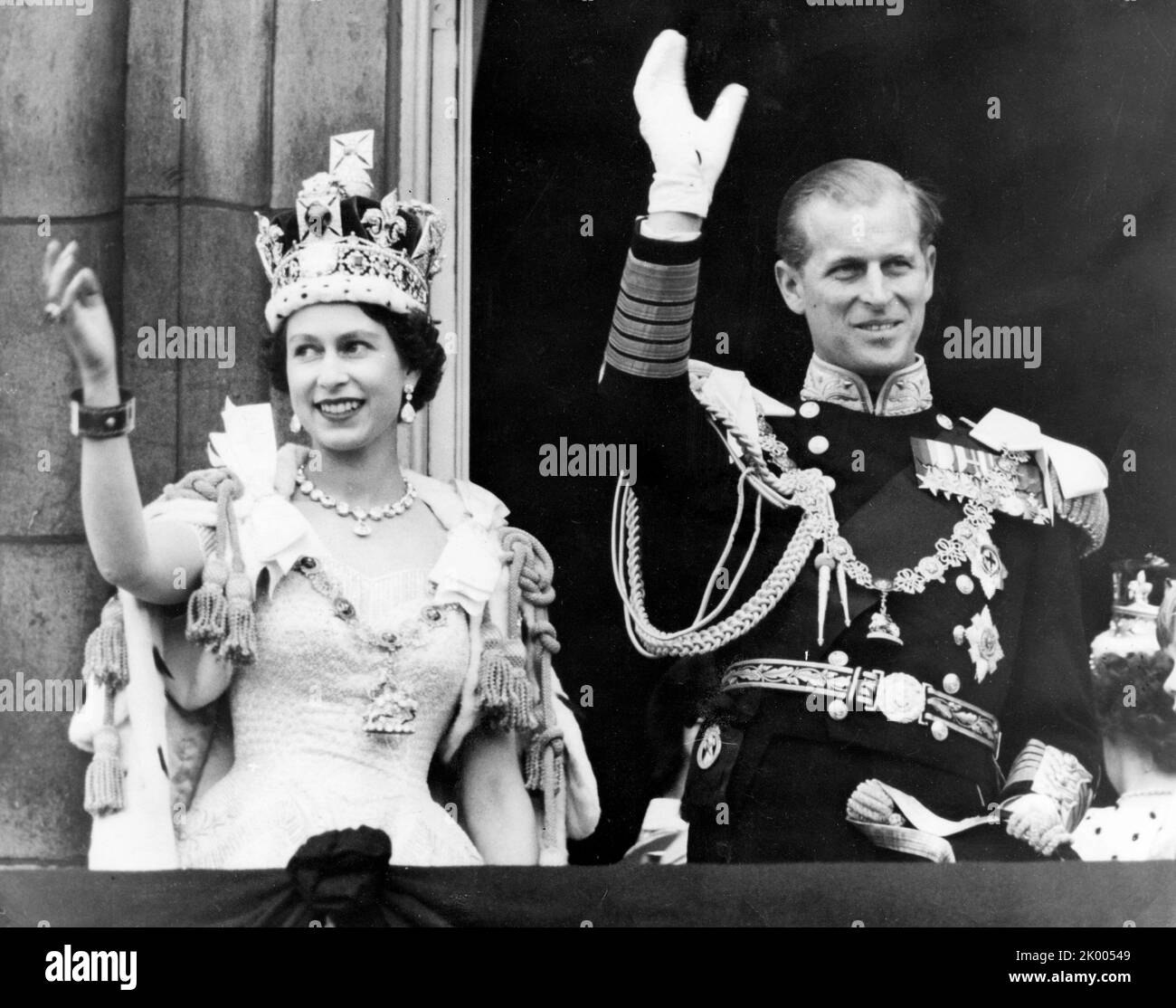 2 giugno 1953 - Londra, Inghilterra, Regno Unito - LA REGINA ELISABETTA II è stata incoronata in una cerimonia di incoronazione nell'Abbazia di Westminster a Londra. Di fronte a più di 8.000 ospiti, tra cui primi ministri e capi di stato provenienti da tutto il Commonwealth, ha preso il giuramento di incoronazione ed è ora destinata a servire il suo popolo. NELLA FOTO: Elisabetta II e IL PRINCIPE FILIPPO dopo l'incoronazione. (Credit Image: © Keystone Press Agency/ZUMA Press Wire) Foto Stock