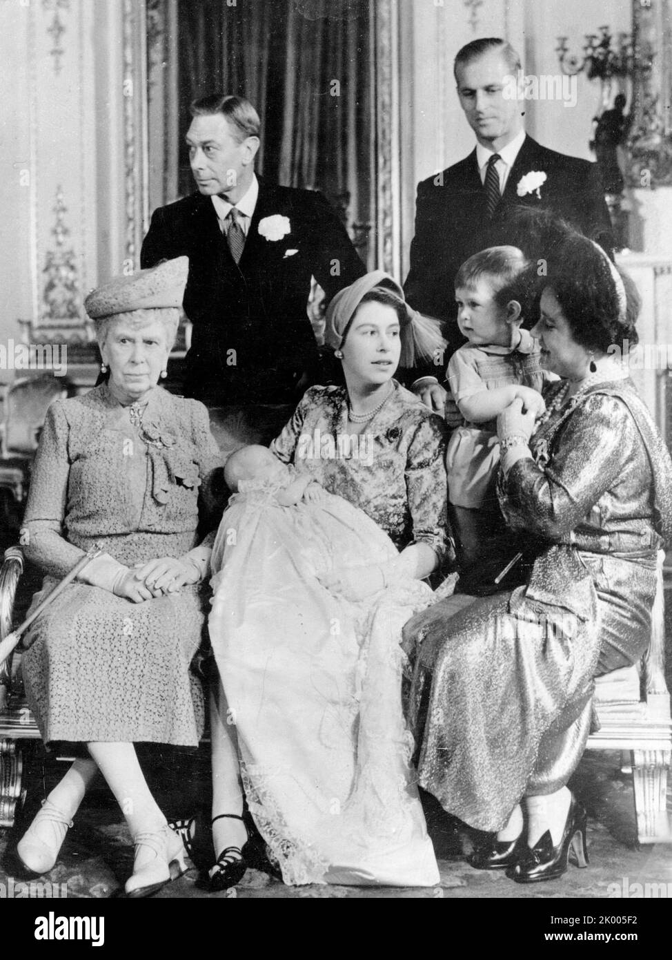 Ottobre 21, 1950 - Londra, Inghilterra, Regno Unito - la famiglia reale posa per una fotografia di famiglia dopo il battesimo della PRINCIPESSA ANNA a Buckingham Palace. Da sinistra, la bisnonna DEL bambino REGINA MARIA, nonno RE GIORGIO VI, madre PRINCIPESSA ELISABETTA II che tiene Anna, suo padre PRINCIPE FILIPPO, suo fratello PRINCIPE CARLO e nonna PRINCIPESSA ELISABETTA. (Credit Image: © Keystone Press Agency/ZUMA Press Wire) Foto Stock