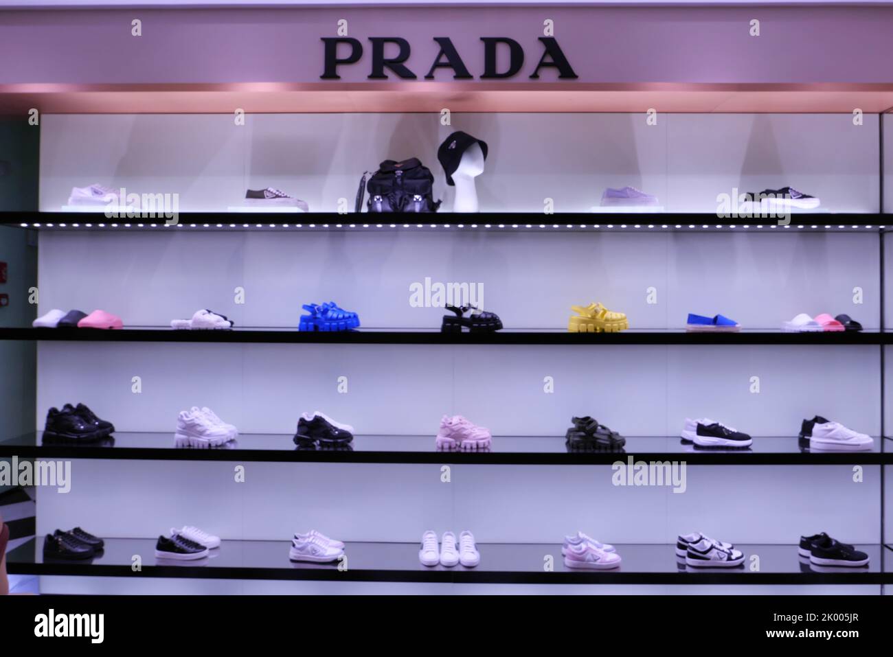 SCARPE PRADA IN MOSTRA ALL INTERNO DEL NEGOZIO DI MODA Foto stock Alamy