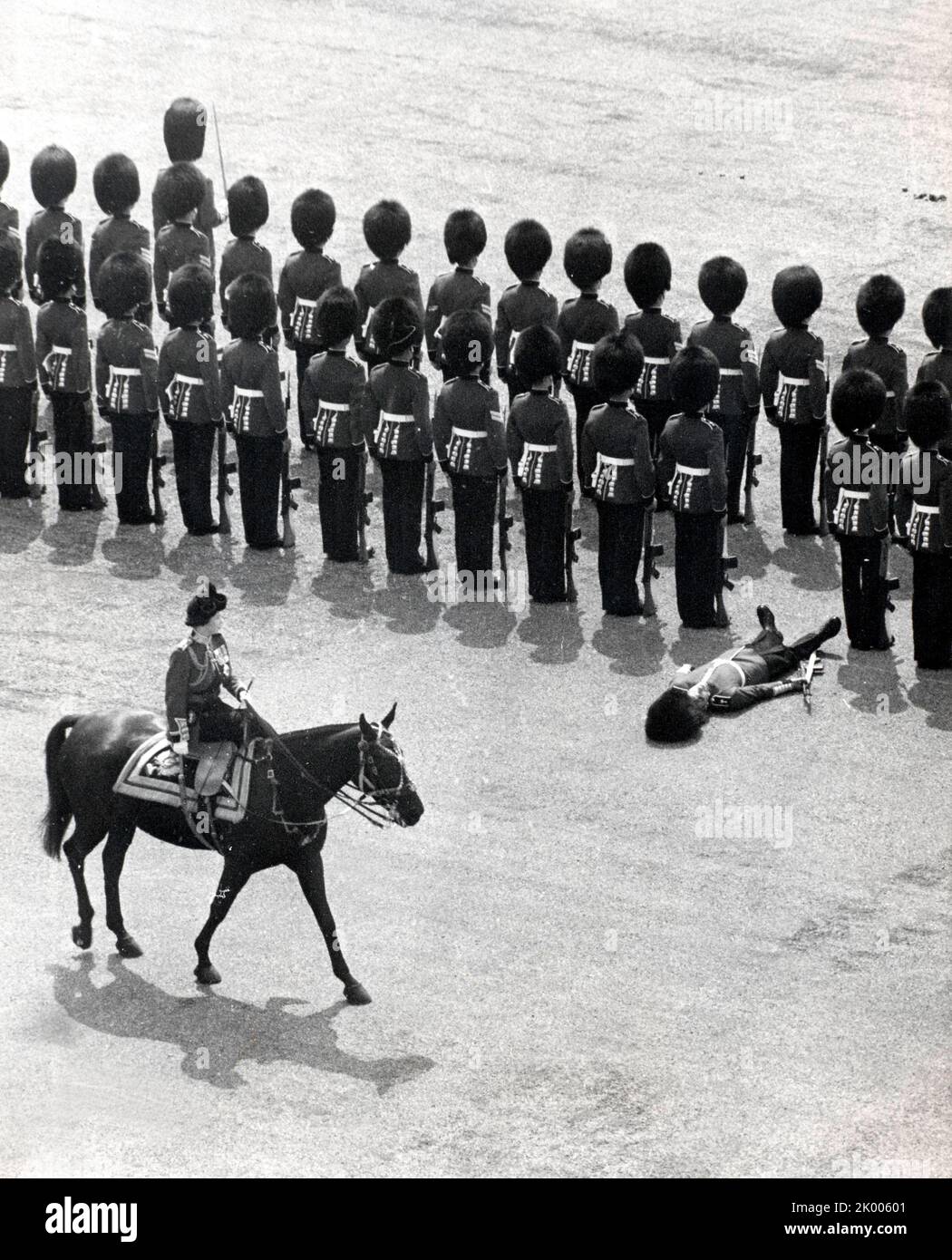 12 giugno 1969 - Londra, Inghilterra, Regno Unito - LA REGINA ELISABETTA II durante Trooping the Colour, una cerimonia militare eseguita dai reggimenti del Commonwealth e dell'Esercito britannico. Trooping the Colour è diventata una cerimonia per i reggimenti per mostrare i loro successi militari passati al pubblico in generale nel Regno Unito, è stato identificato con il compleanno ufficiale della Regina, ed è noto come la parata di compleanno della Regina. NELLA FOTO: La regina guarda un guardiano che svenì. (Credit Image: © Keystone Press Agency/ZUMA Press Wire) Foto Stock