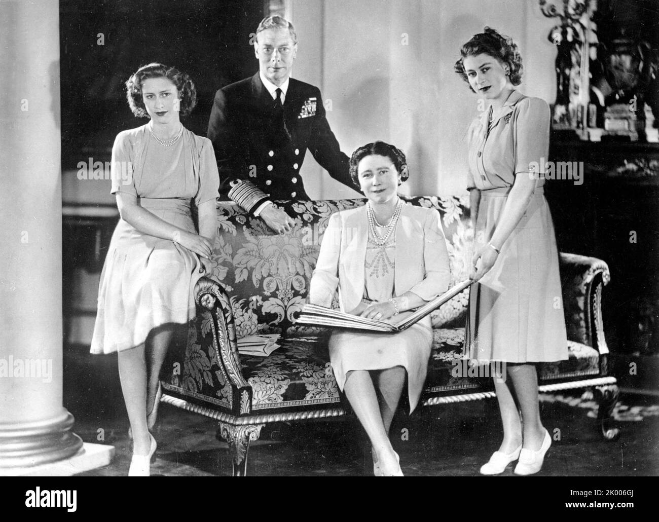 1947 gennaio - Londra, Inghilterra, Regno Unito - Un ritratto della famiglia reale. GIORGIO VI divenne re inaspettatamente dopo l'abdicazione di suo fratello nel 1936. Un uomo coscienzioso e dedicato, ha lavorato sodo per adattarsi al ruolo in cui è stato gettato improvvisamente. Aveva sposato Lady ELIZABETH BOWES-LYON che divenne REGINA ELISABETTA e aveva due figlie, LA PRINCIPESSA MARGARET, a sinistra, e LA PRINCIPESSA ELISABETTA, a destra. (Credit Image: © Keystone Press Agency/ZUMA Press Wire) Foto Stock