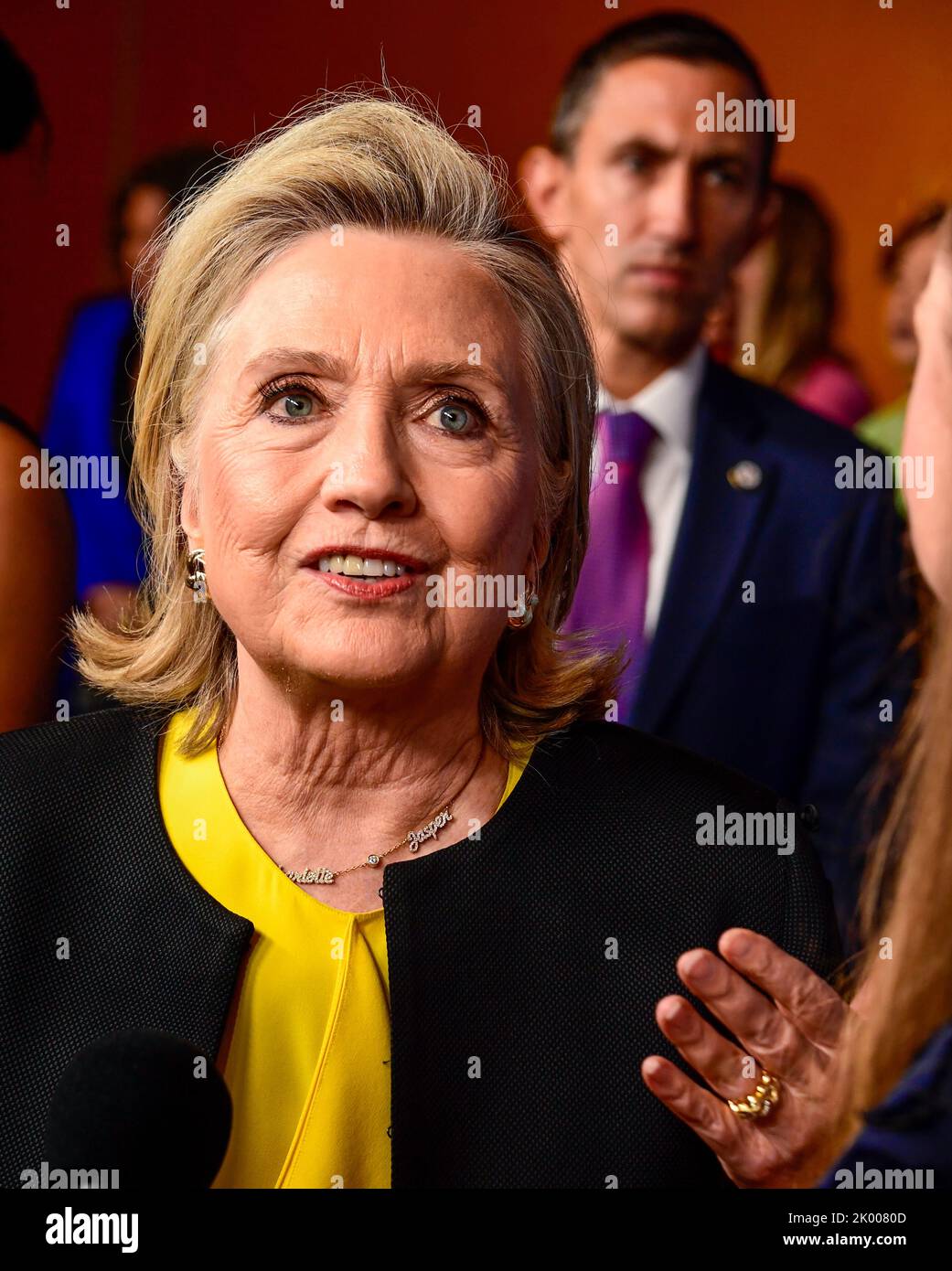 8 settembre 2022, New York City Hillary Clinton arriva alla APPLE TV Docu-series Premiere of GUTSY, che si tiene al Times Center Theatre di New York City, giovedì 8 settembre 2022. Foto di Jennifer Graylock-Alamy Foto Stock