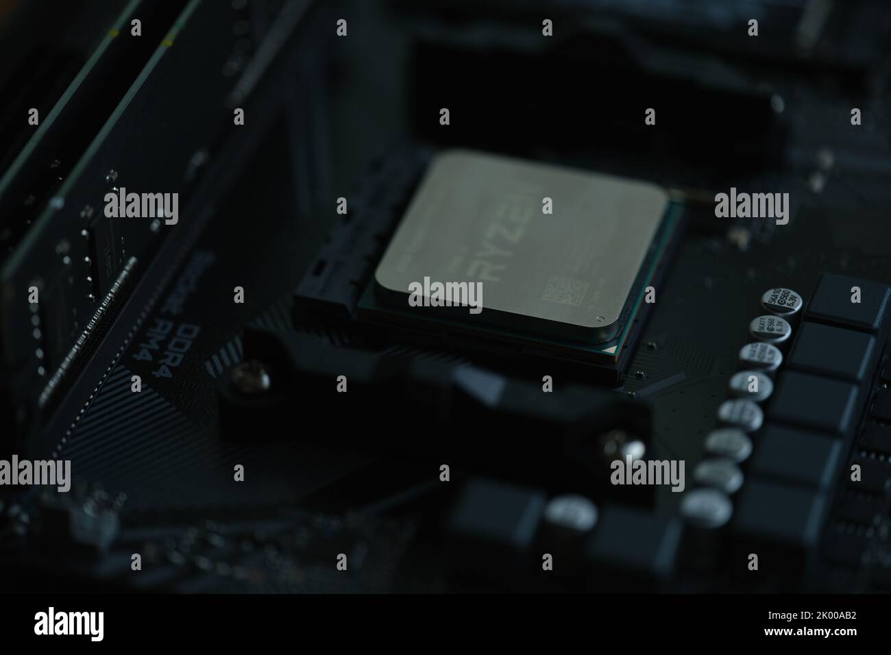 Tbilisi, Georgia - 26 luglio 2022: Primo piano della scheda madre con processore AMD Ryzen Foto Stock