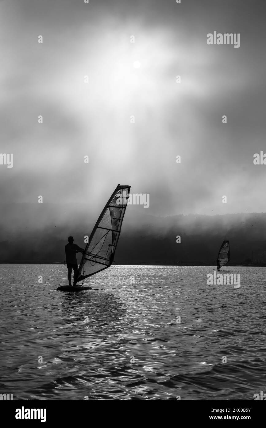 silhouette di windsurf su sfondo tramonto. Foto di alta qualità Foto Stock