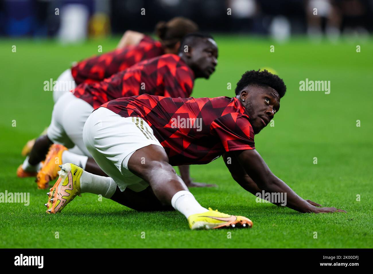 Alphonso Davies del FC Bayern Munchen si scalda durante la partita di calcio UEFA Champions League 2022/23 Group Stage - Group C tra FC Internazionale Foto Stock