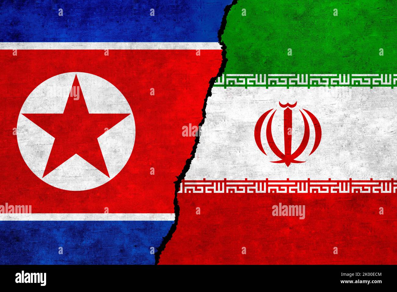 L’Iran e la Corea del Nord battono su un muro con una spaccatura. Corea del Nord e Iran bandiere insieme. Iran Alleanza della Corea del Nord, politica, economia, commercio, relazioni Foto Stock