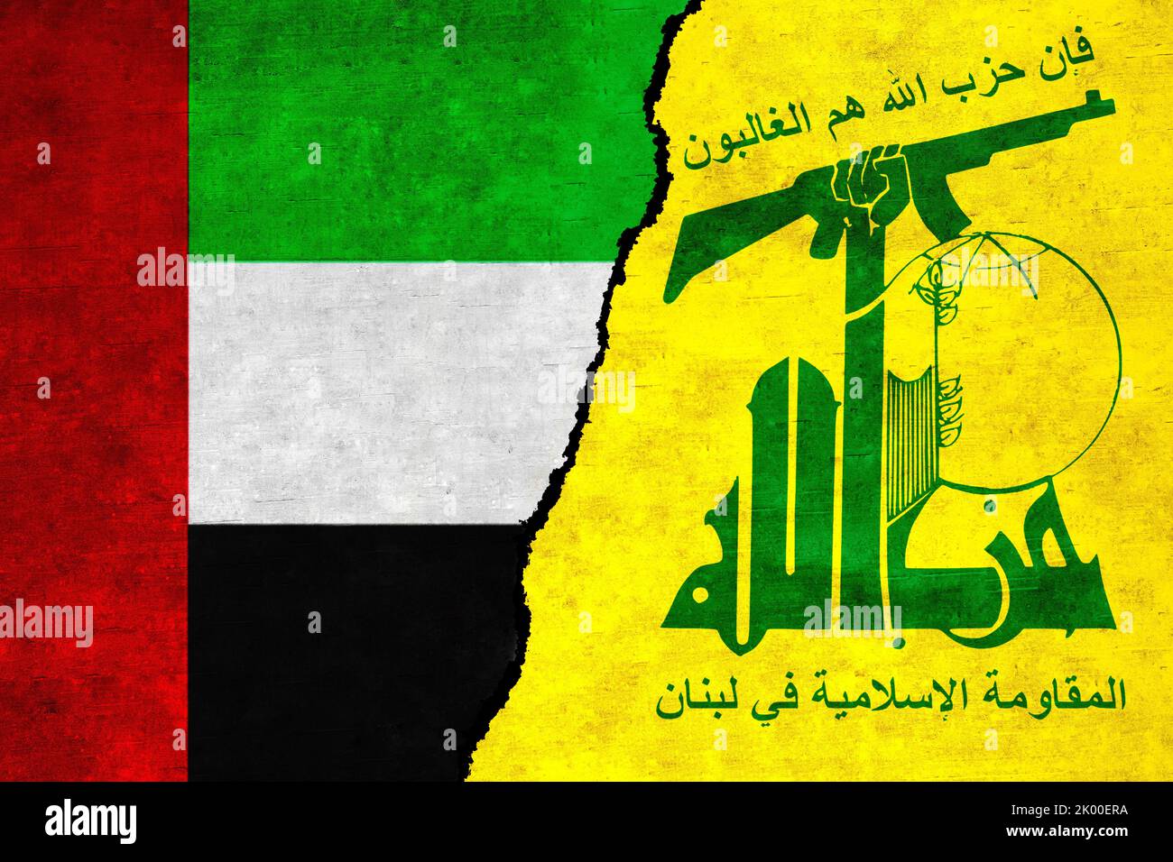 Gli Emirati Arabi Uniti e gli Hezbollah hanno dipinto delle bandiere su un muro con una crepa. Relazioni tra Hezbollah e Emirati Arabi Uniti. UAE e Hezbollah bandiere insieme Foto Stock