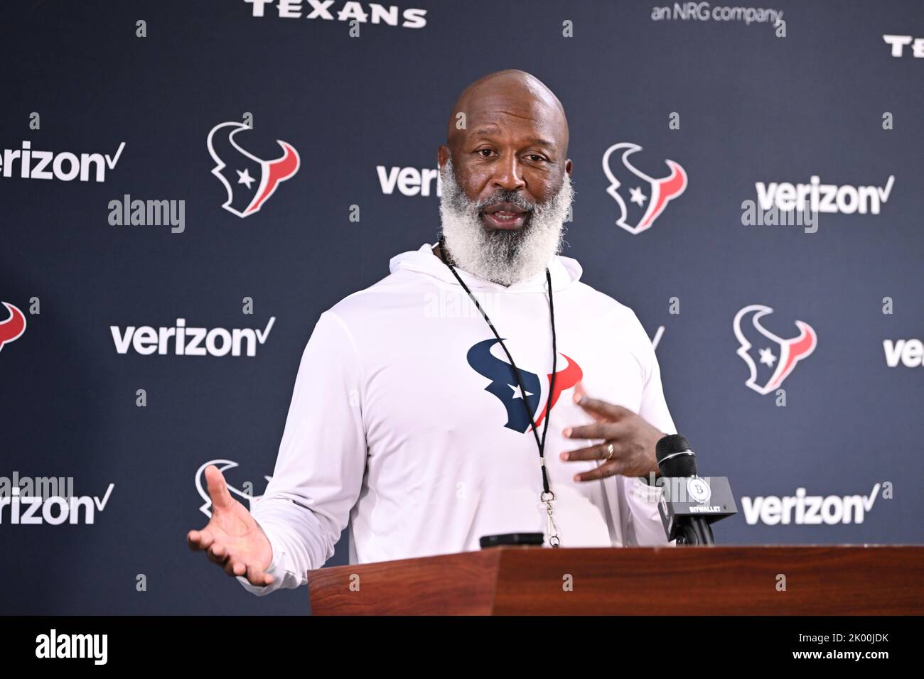 Houston Texans Head Coach Love Smith parla dello speciale onore di essere su di tre uomini di colore che lavorano come allenatori per la squadra sportiva professionale Foto Stock