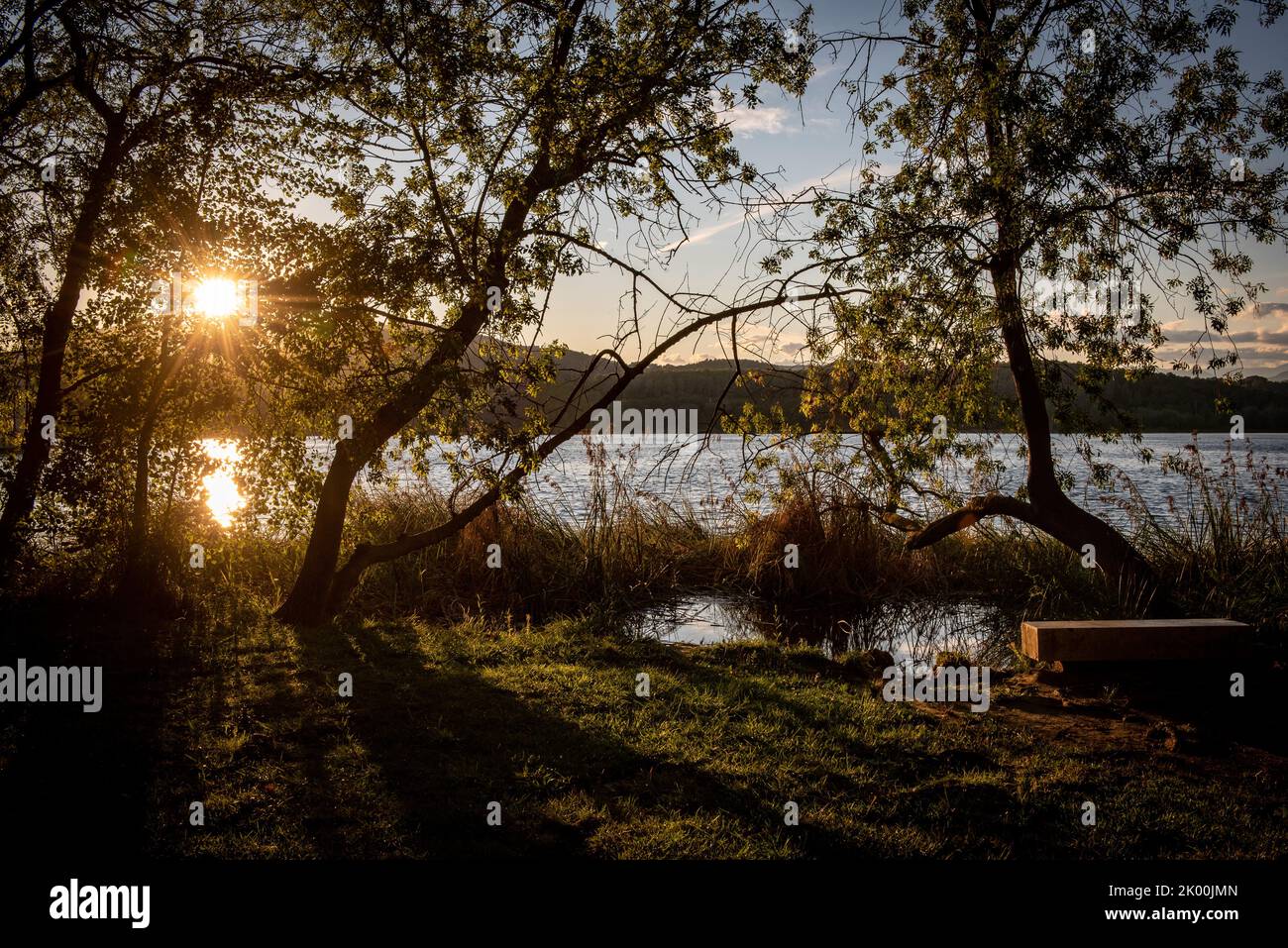 Lago di Banyoles (Estany de Banyoles). Lago naturale situato nella comarca Pla de l'Estany, provincia di Girona, nella Catalogna nordorientale, Spagna Foto Stock