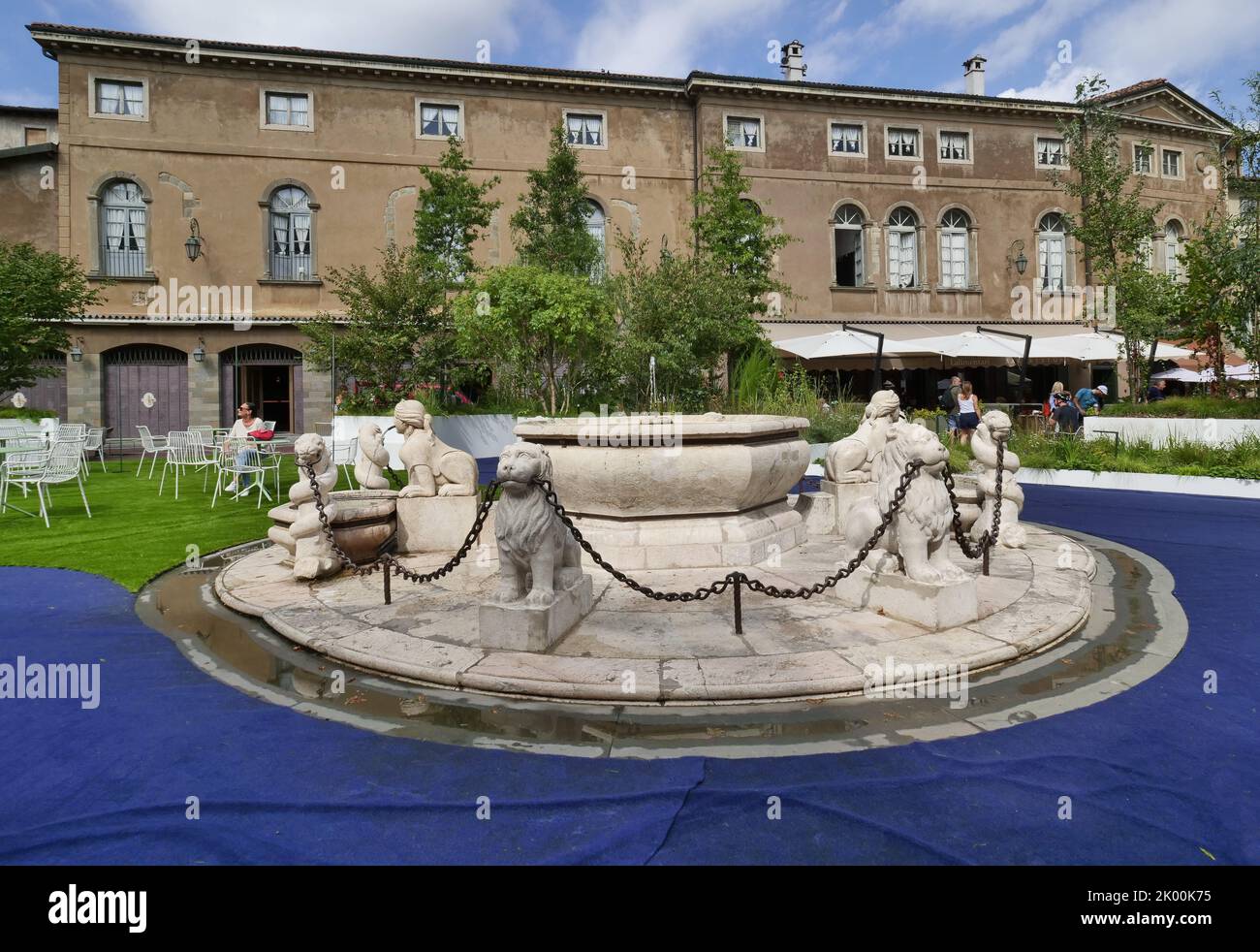 Antica piazza bergamasca ricoperta di verde messa in scena da Cassiano Schmidt per la festa naturalistica del Maestro di Paesaggio. Foto Stock