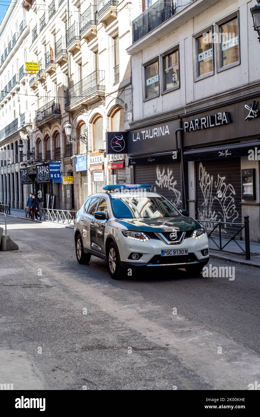 Madrid, Spagna - 11 ottobre 2020: Guardia Civil o Guardia Civil macchina di polizia di accelerazione in strada Foto Stock