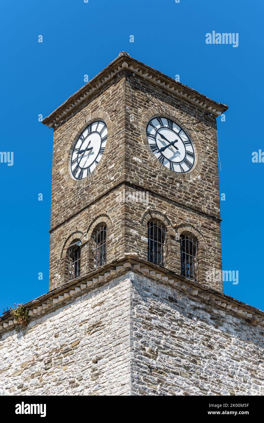 Torre dell'orologio all'interno del castello di Gjirokaster in Albania Foto Stock