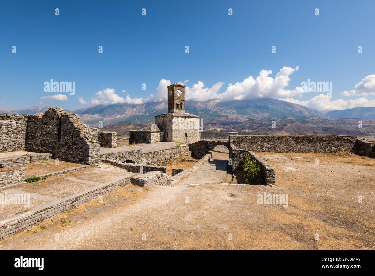 Torre dell'orologio e fortezza a Gjirokaster, una splendida città in Albania, dove l'eredità ottomana è chiaramente visibile Foto Stock
