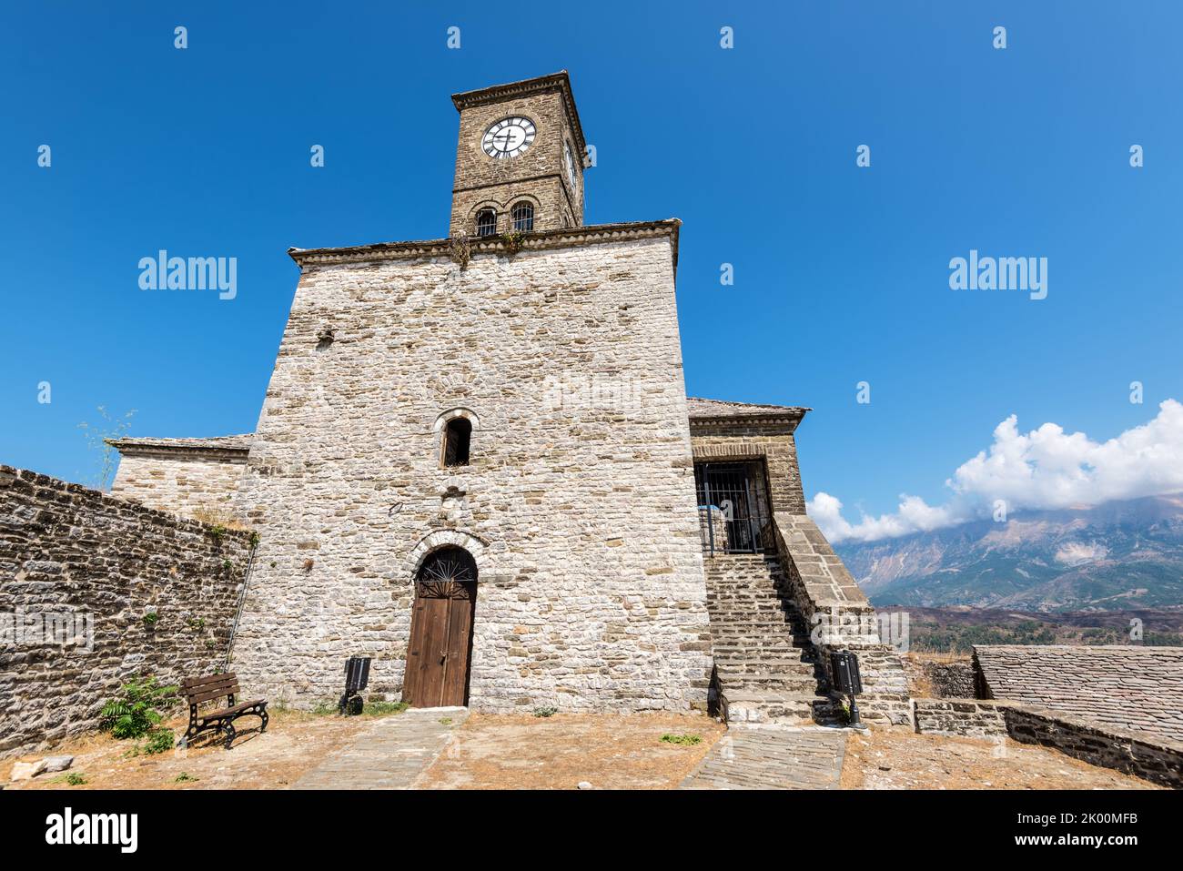 Torre dell'Orologio presso il Castello di Gjirokaster. Sito patrimonio mondiale dell'UNESCO in Albania. Foto Stock