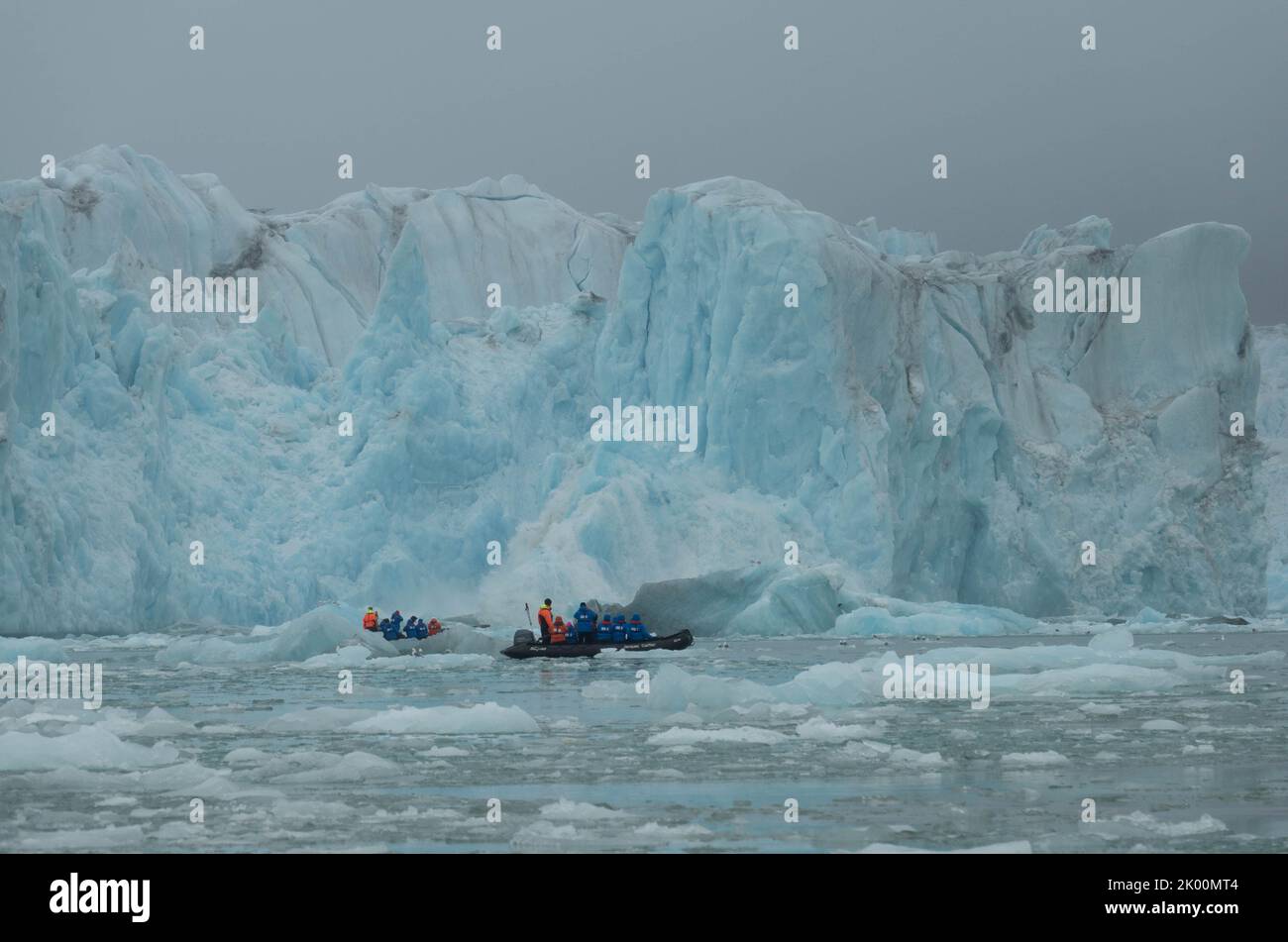 Spettacolare vista del ghiacciaio con le barche Zodiac in primo piano. Ghiacciaio di Samarin Breen. Hornsund Fjord, isola di Spitsbergen, Norvegia Foto Stock