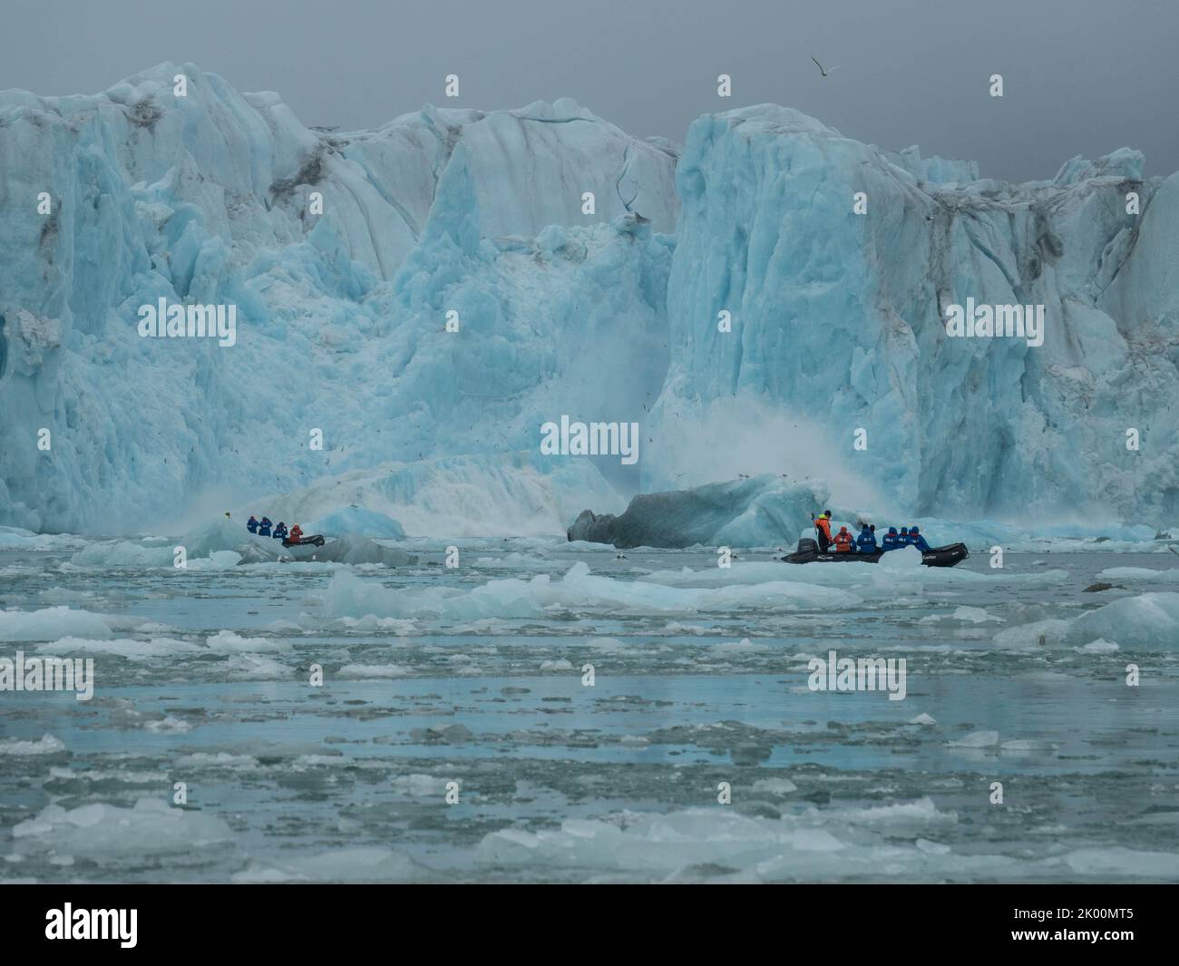 Spettacolare vista del ghiacciaio con le barche Zodiac in primo piano. Ghiacciaio di Samarin Breen. Hornsund Fjord, isola di Spitsbergen, Norvegia Foto Stock